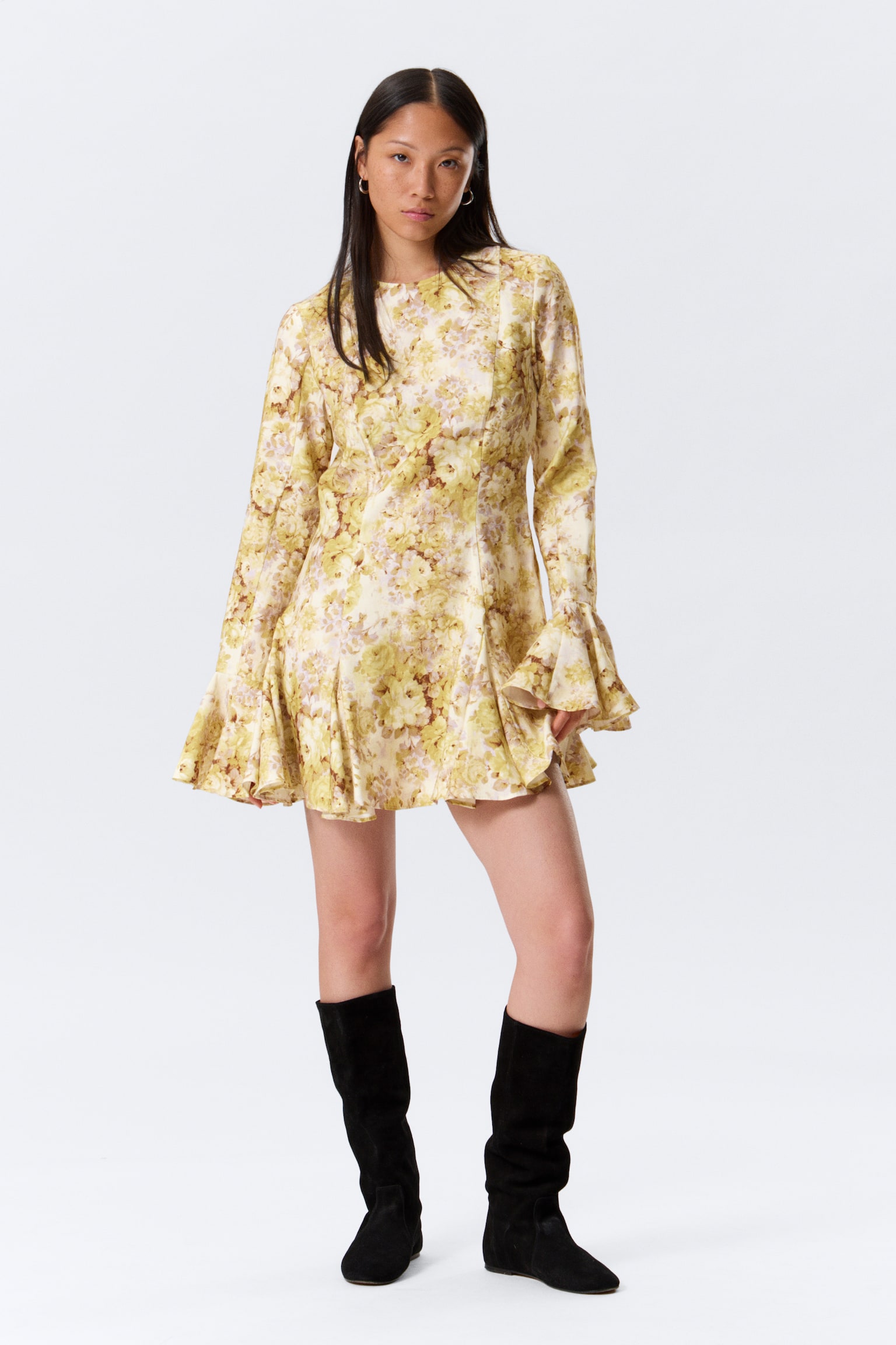 Nauwsluitende mini-jurk met lange mouwen en volant - Gele bloemenprint - 1