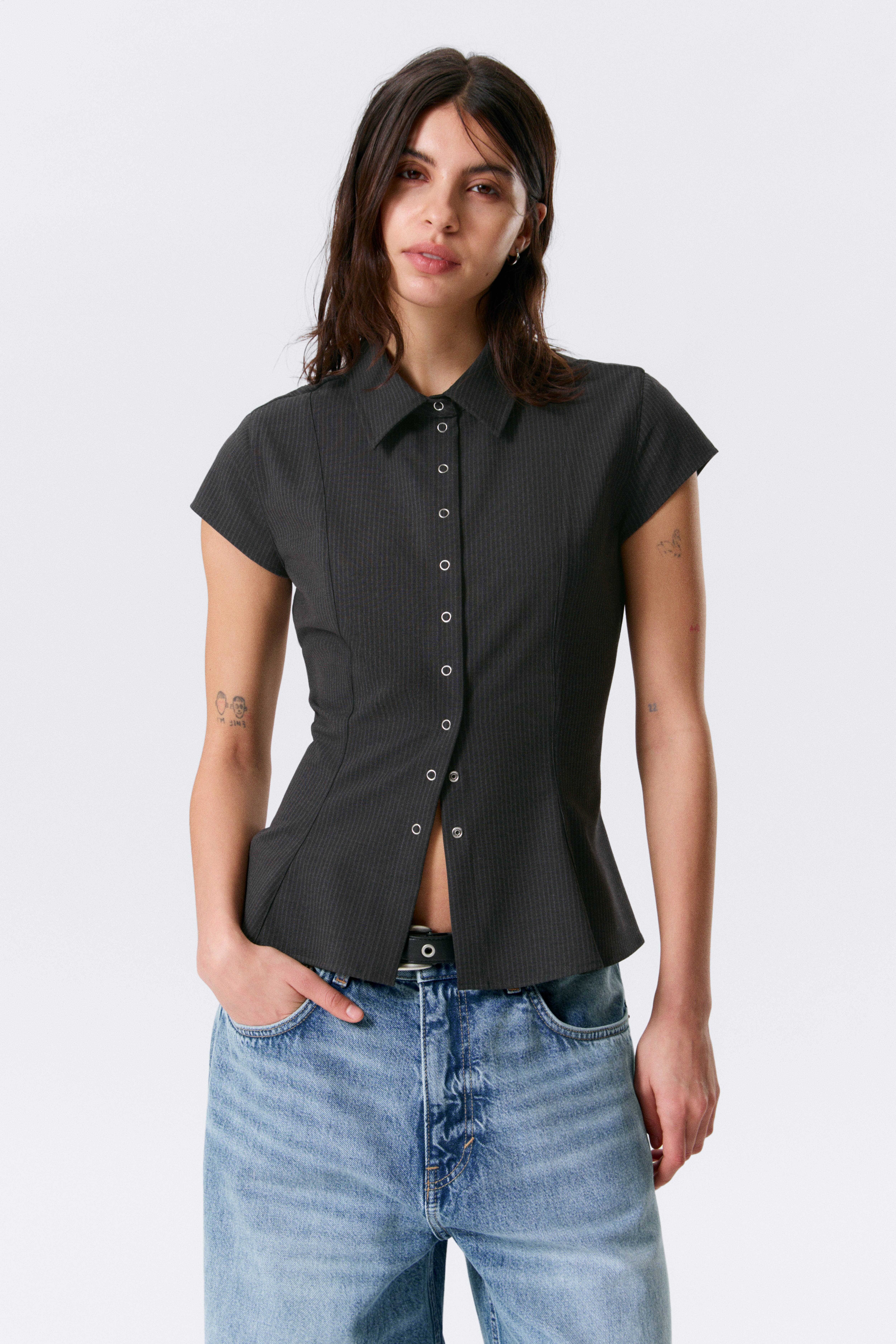 Camicia in crêpe a maniche corte Slim Fit - Grigio scuro – Motivo gessato