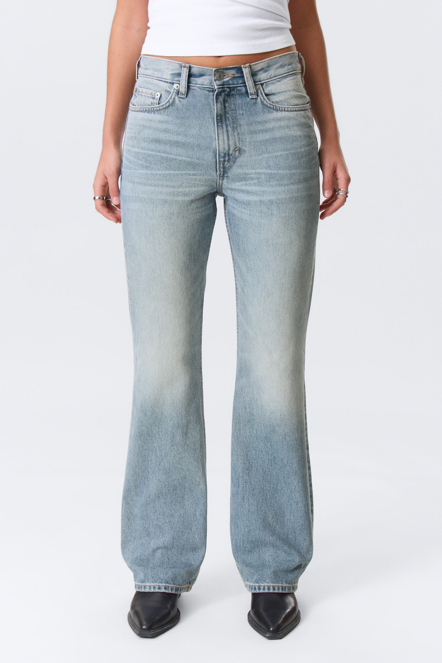 Moon Mid Waist Regular Bootcut Leg Jeans - Seventeen Blue – Middelblauw/Tuned Black – Zwart - 3