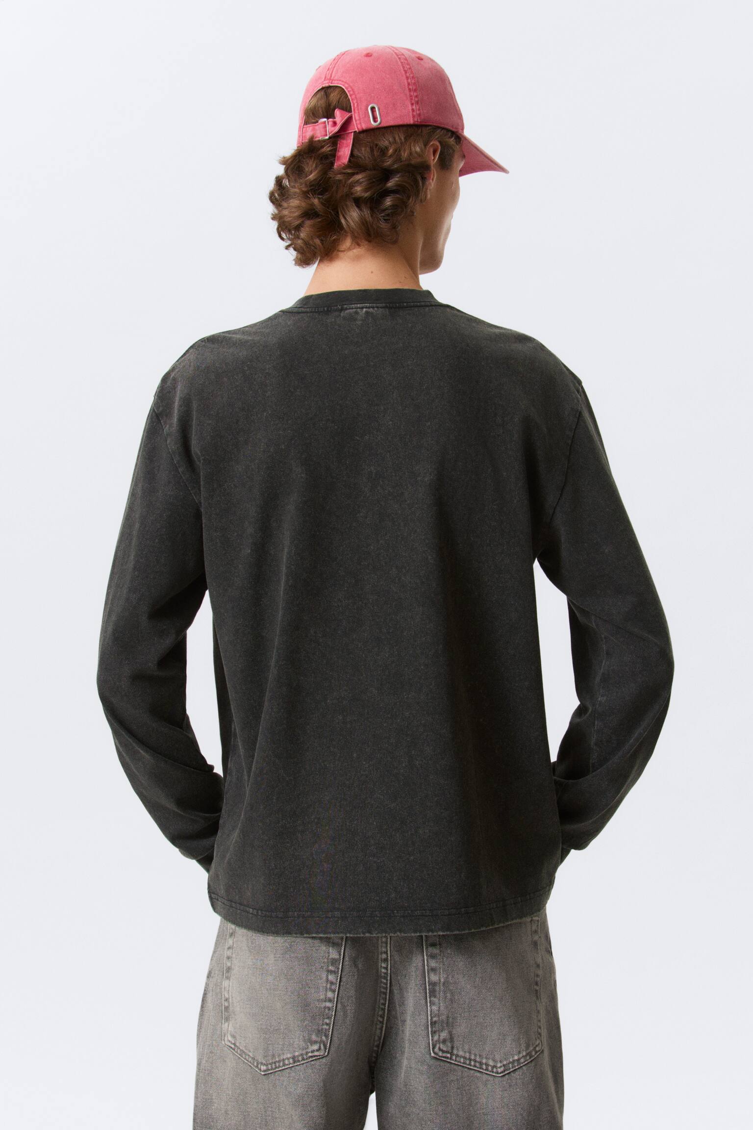 Voľné tričko s dlhými rukávmi a grafikou - Vypraná sivá - červená potlač - 4