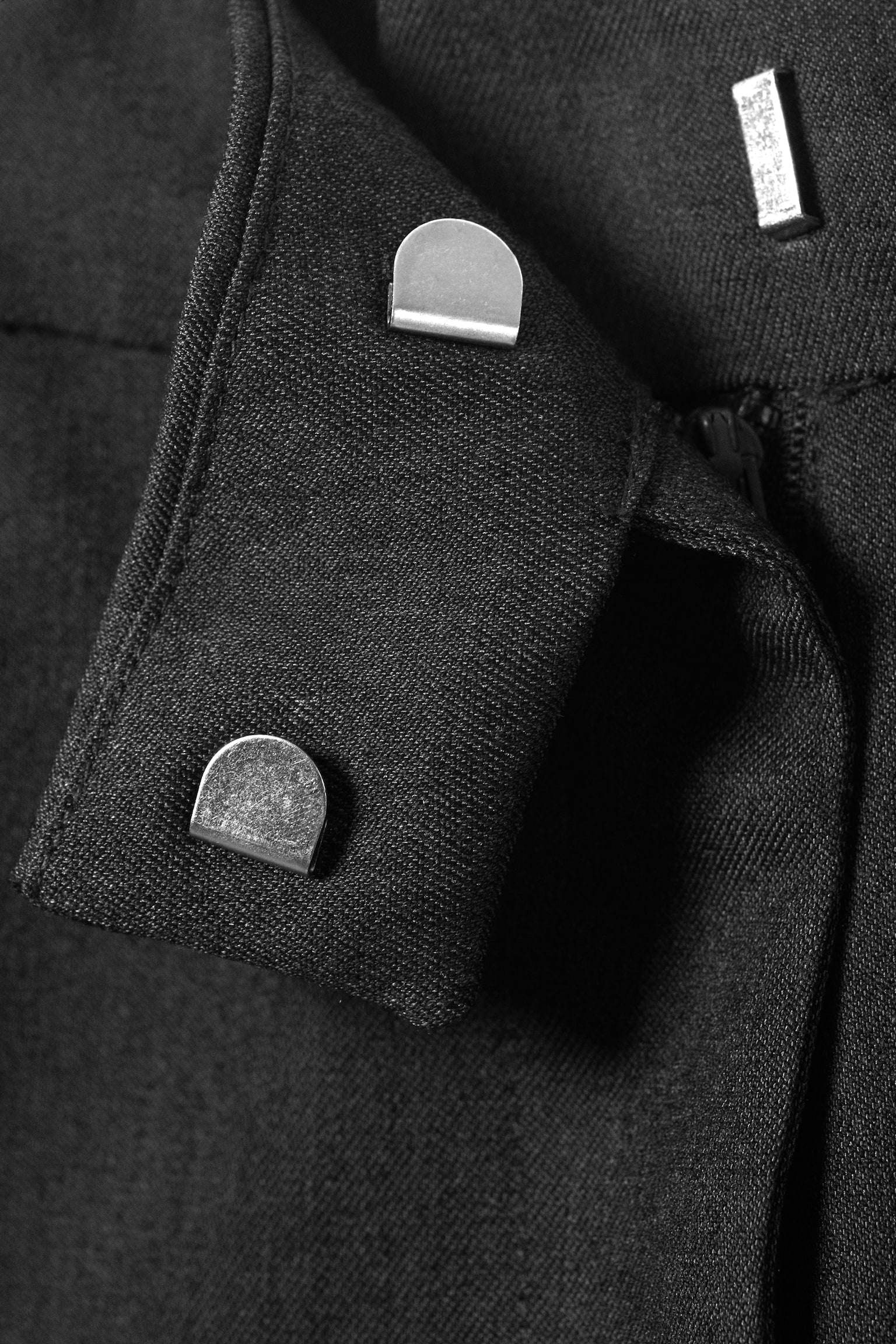 Anzughose mit niedriger Bundhöhe - Dunkelgrau meliert/Graubraun mit Nadelstreifen/Schwarz/Grau meliert mit Nadelstreifen/Schwarz/Dunkelgrau - Glitzerstreifen/Brauner Nadelstreifen - 4