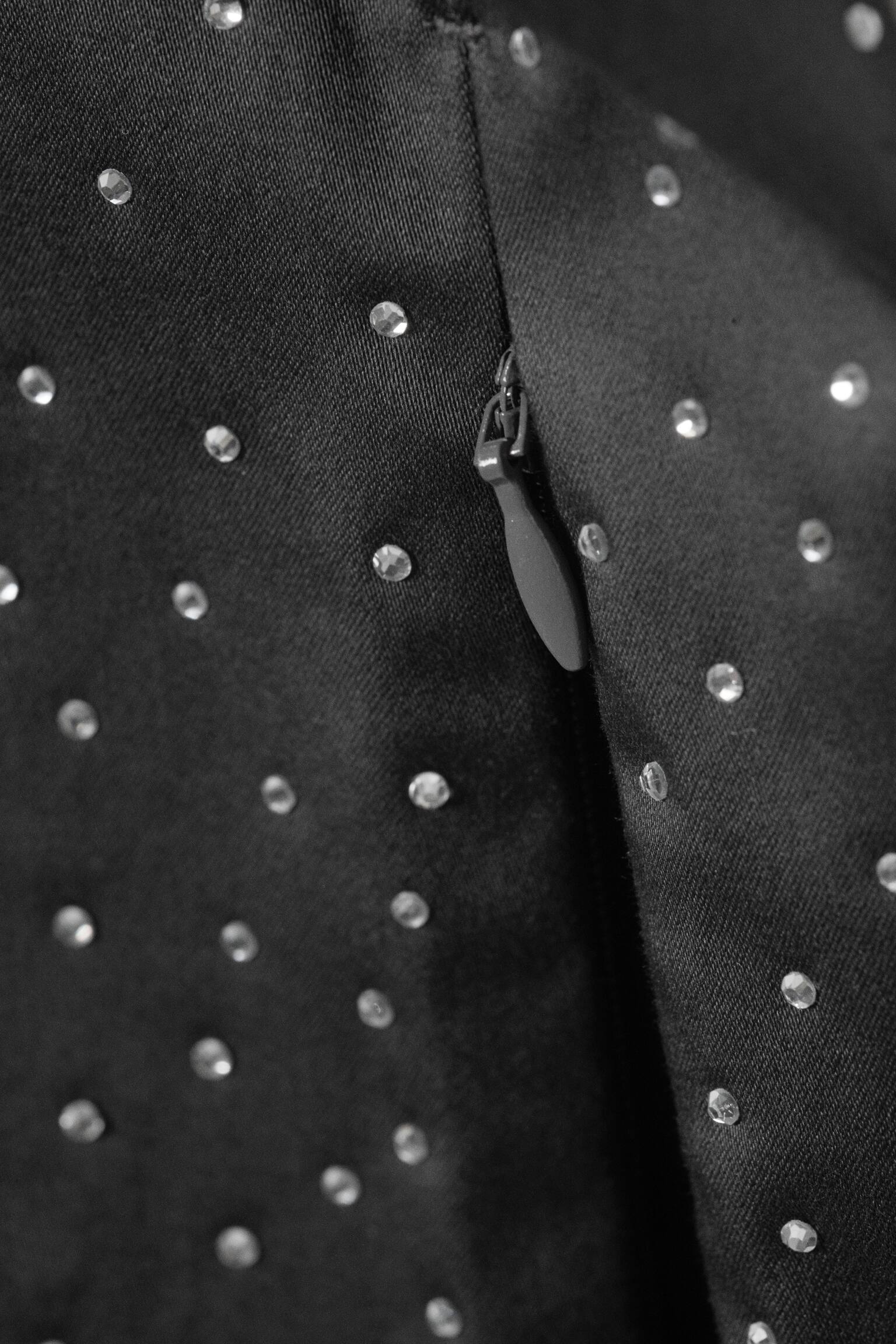 Satijnen broek met rits en lage taille en strass-steentjes - Donkergrijs - Strass - 3