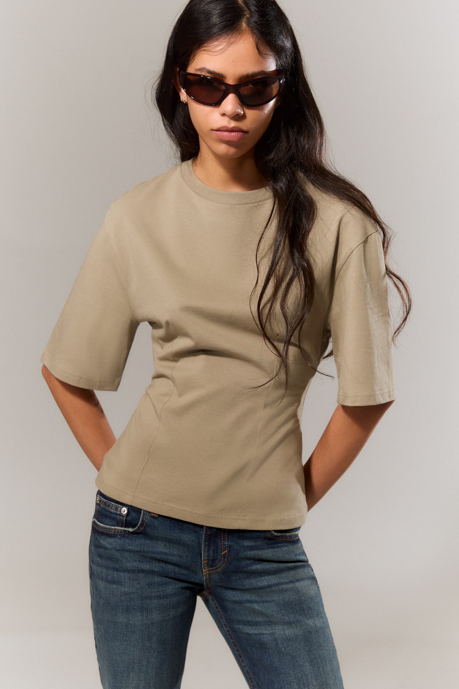Figurbetontes T-Shirt mit Abnähern - Helles Khakigrün/Hellrosa/Weiß - 1