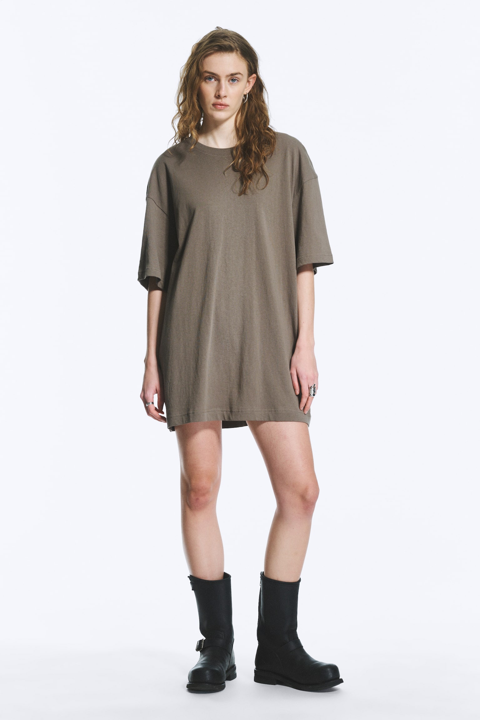 Oversized T-Shirtkleid aus Baumwolle - Staubgrau/Weiß - 1