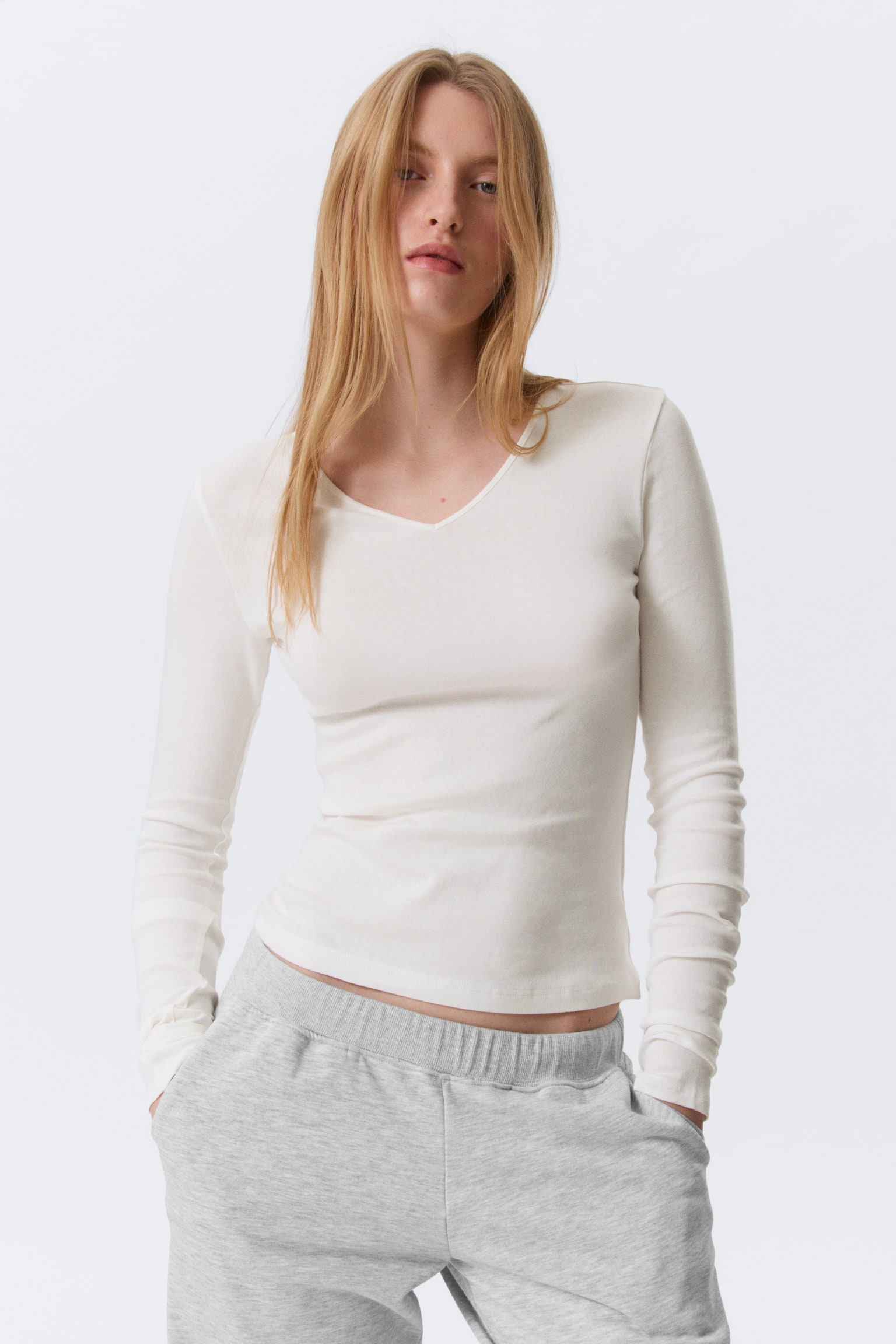 Schmal geschnittenes Longsleeve mit V-Ausschnitt - Offwhite/Dunkelbeige - 1