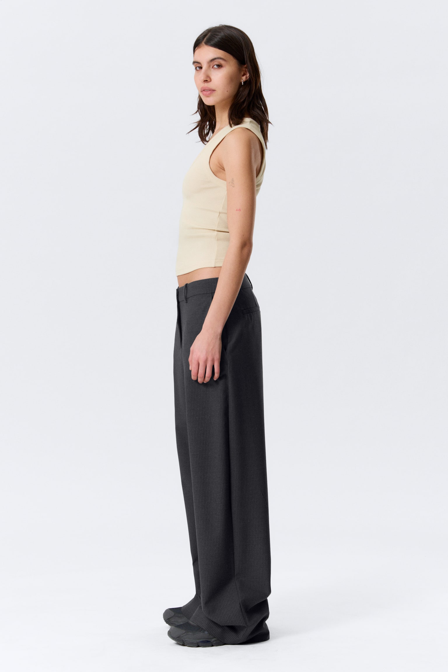 Low-Waisted Loose Fit Suit Trousers - Tmavě šedá s proužky/Black/Tmavě šedý melír - 4