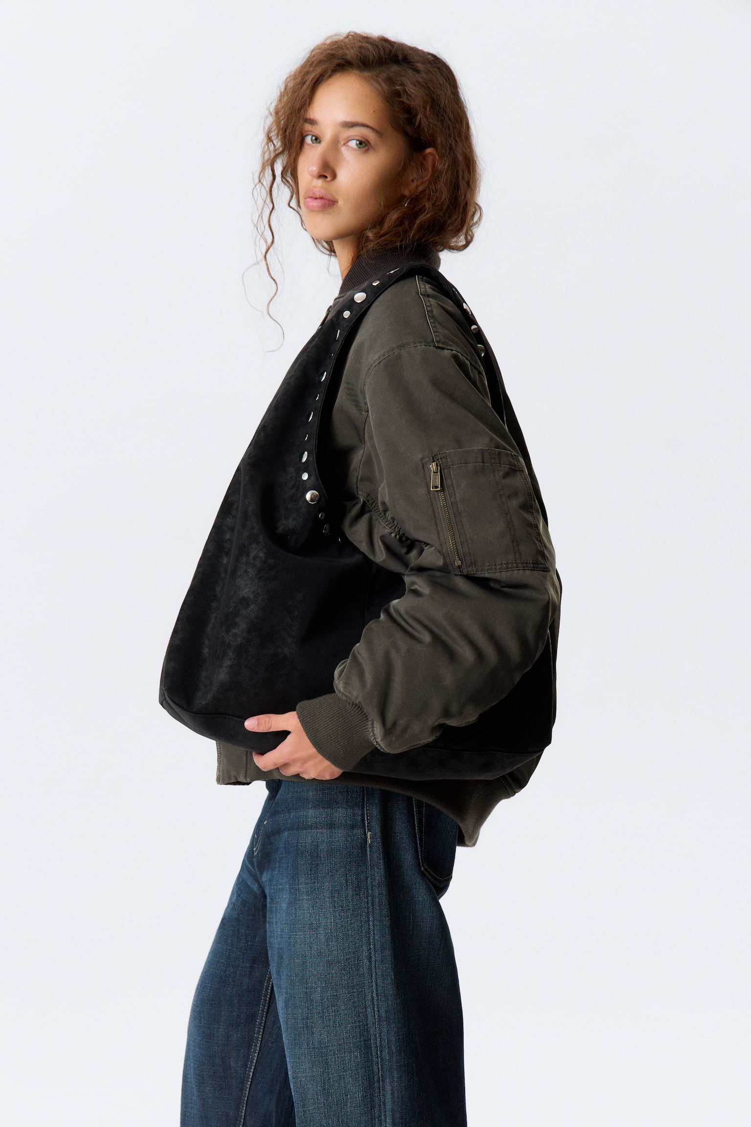 Lässige Schultertasche aus Kunstleder - Schwarz mit Nieten/Staubgrau - 3