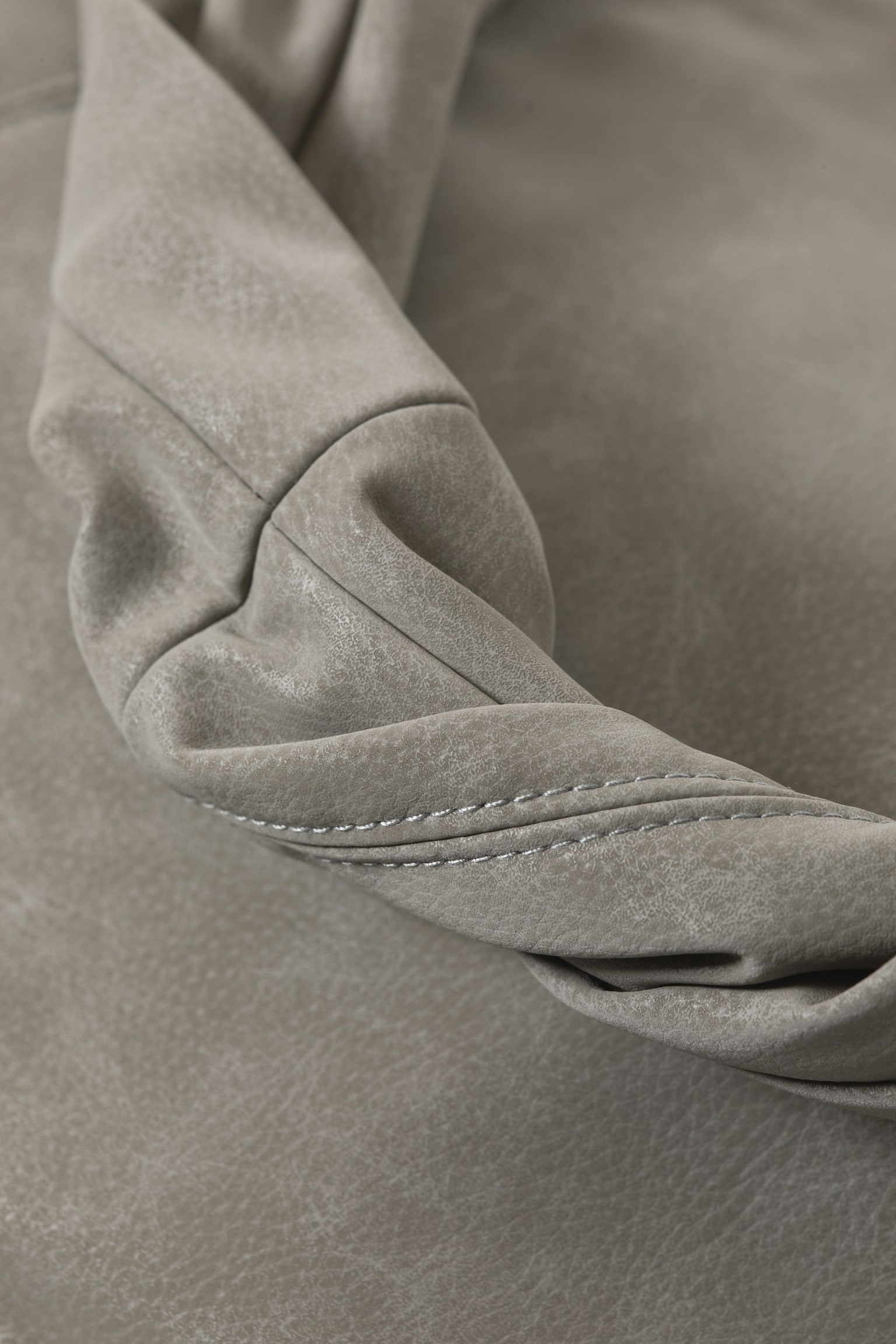 Slouchy schoudertas van imitatieleer - Zachtgrijs/Zwart met studs - 2