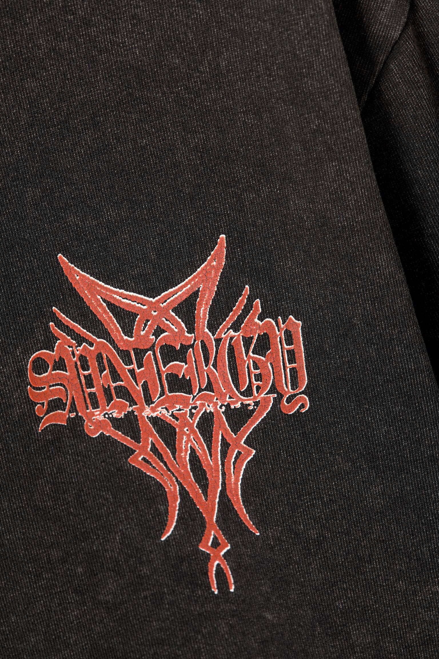 Voľné tričko s dlhými rukávmi a grafikou - Vypraná sivá - červená potlač - 3