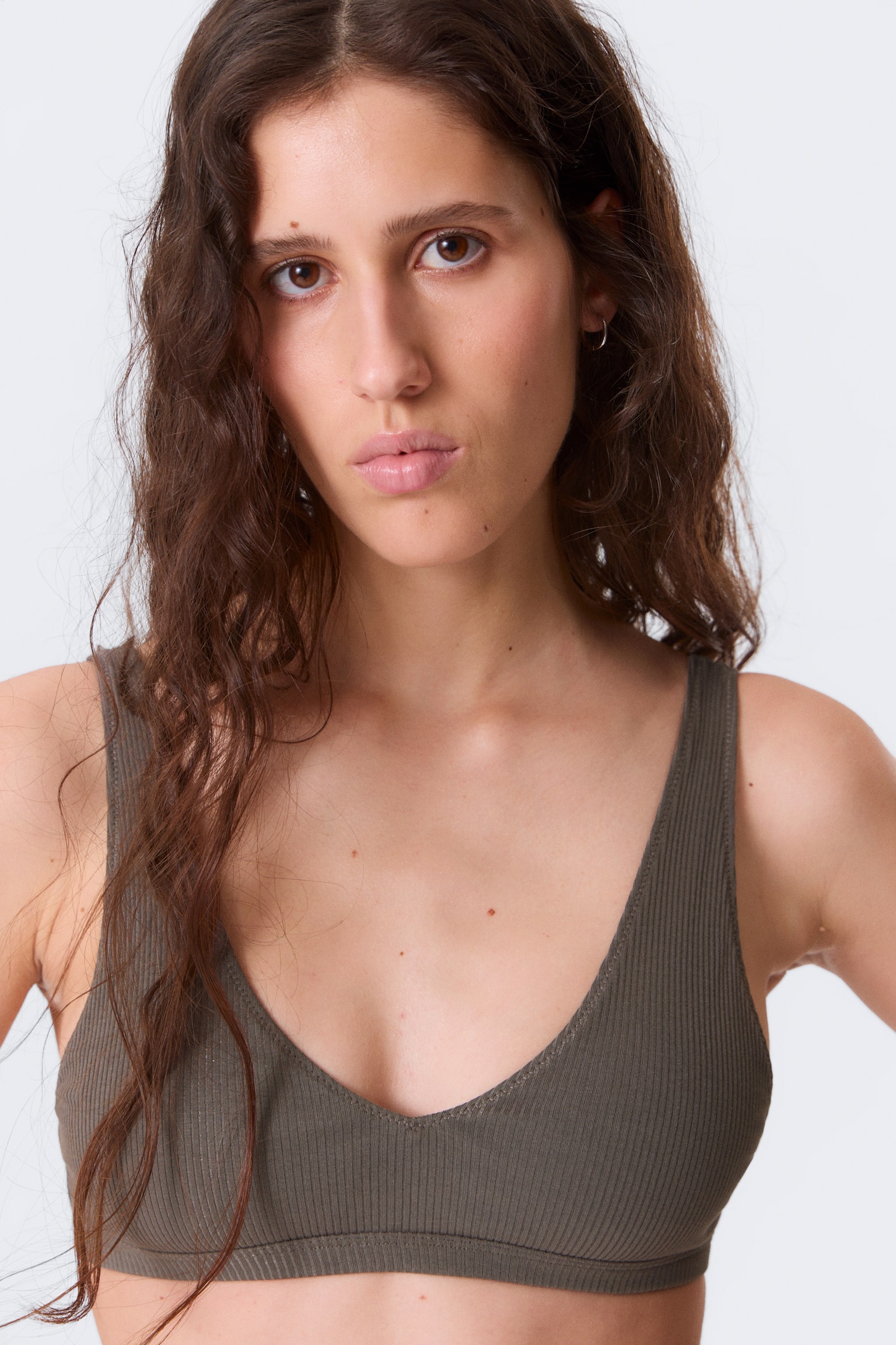 Gerippter Soft-BH mit tiefem V-Ausschnitt - Dunkles Graubraun/Weiß - 5