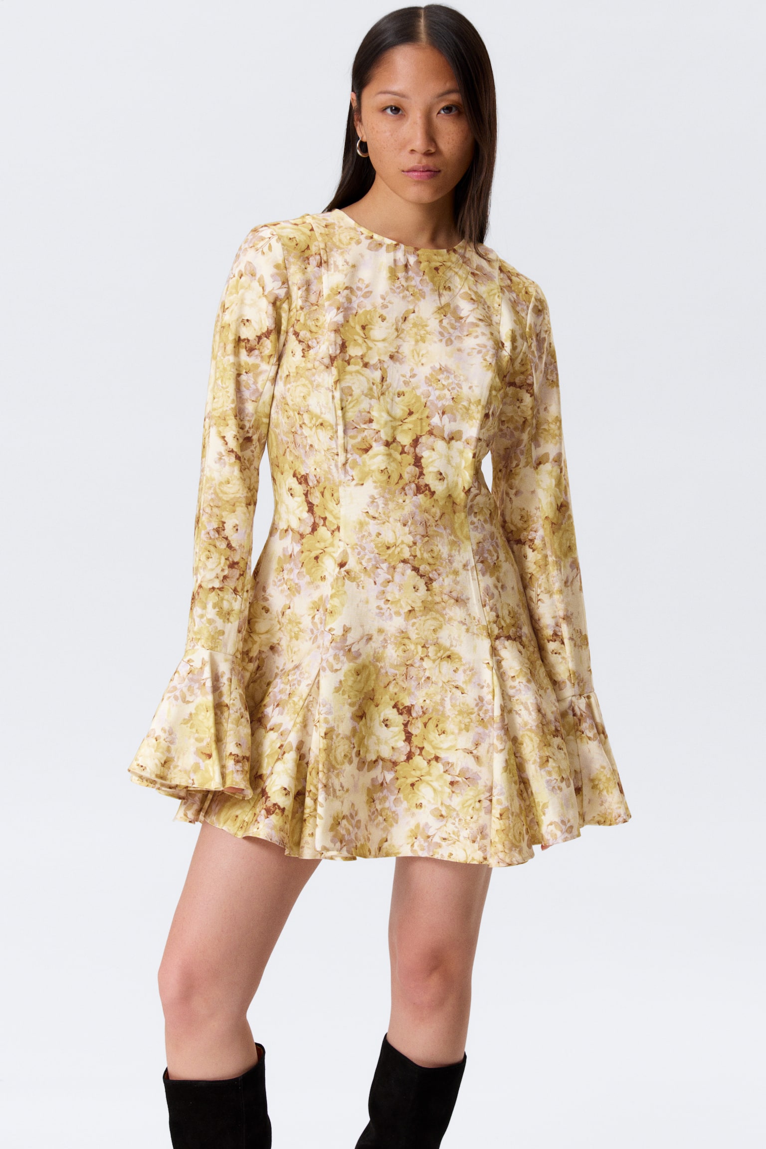 Nauwsluitende mini-jurk met lange mouwen en volant - Gele bloemenprint - 4