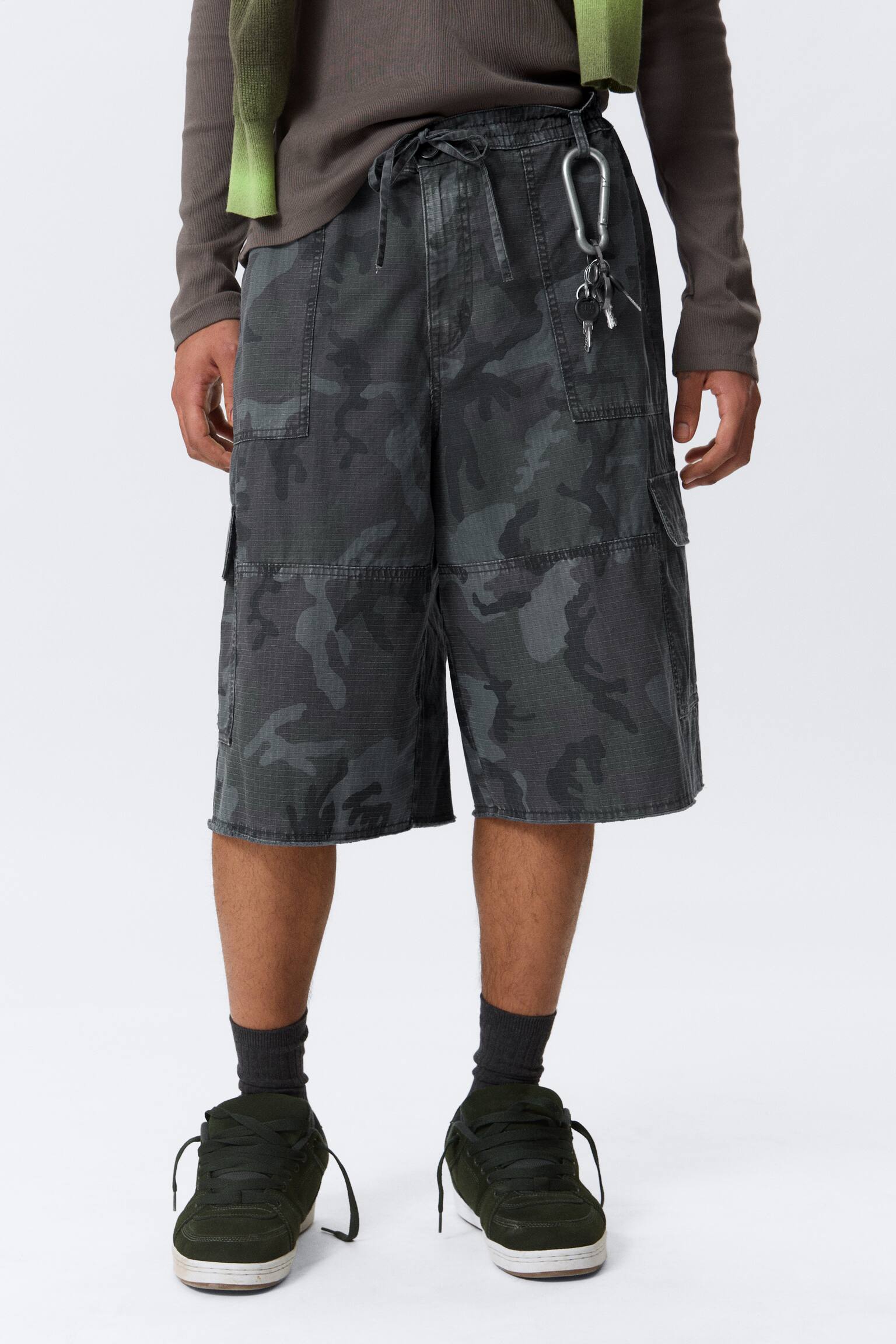 Mid-rise løse cargo shorts i knælængde - Marine Camo - 3