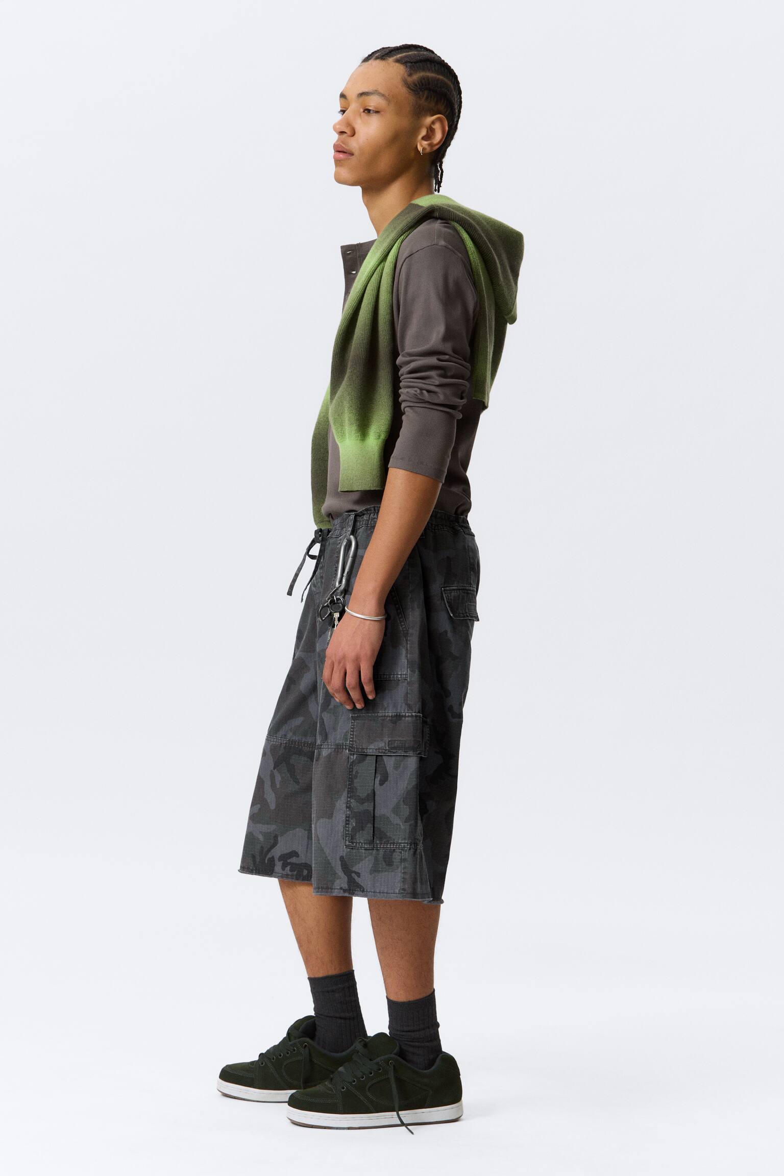 Mid-rise løse cargo shorts i knælængde - Marine Camo - 4