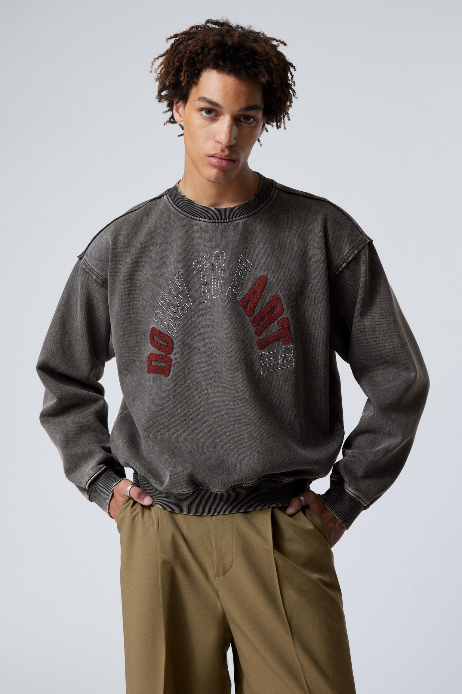 Loose Graphic Sweatshirt - Washed Black - Down To Earth/Grey - Sport Spray