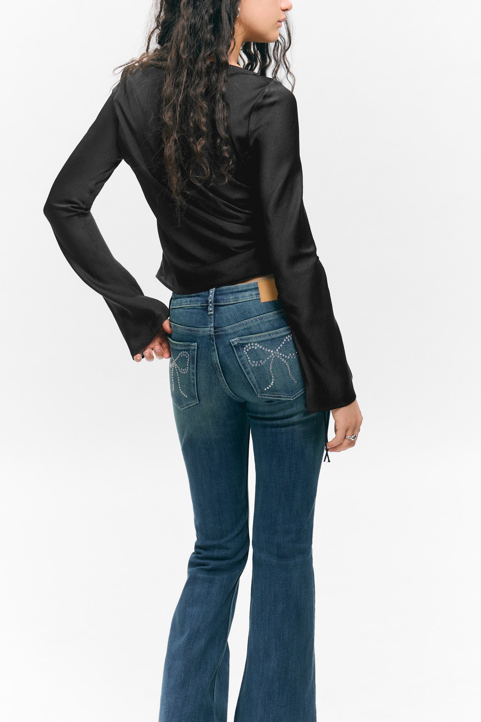 Top mit U-Boot-Ausschnitt und Trompetenärmeln - Schwarz/Dunkelbraun - 4