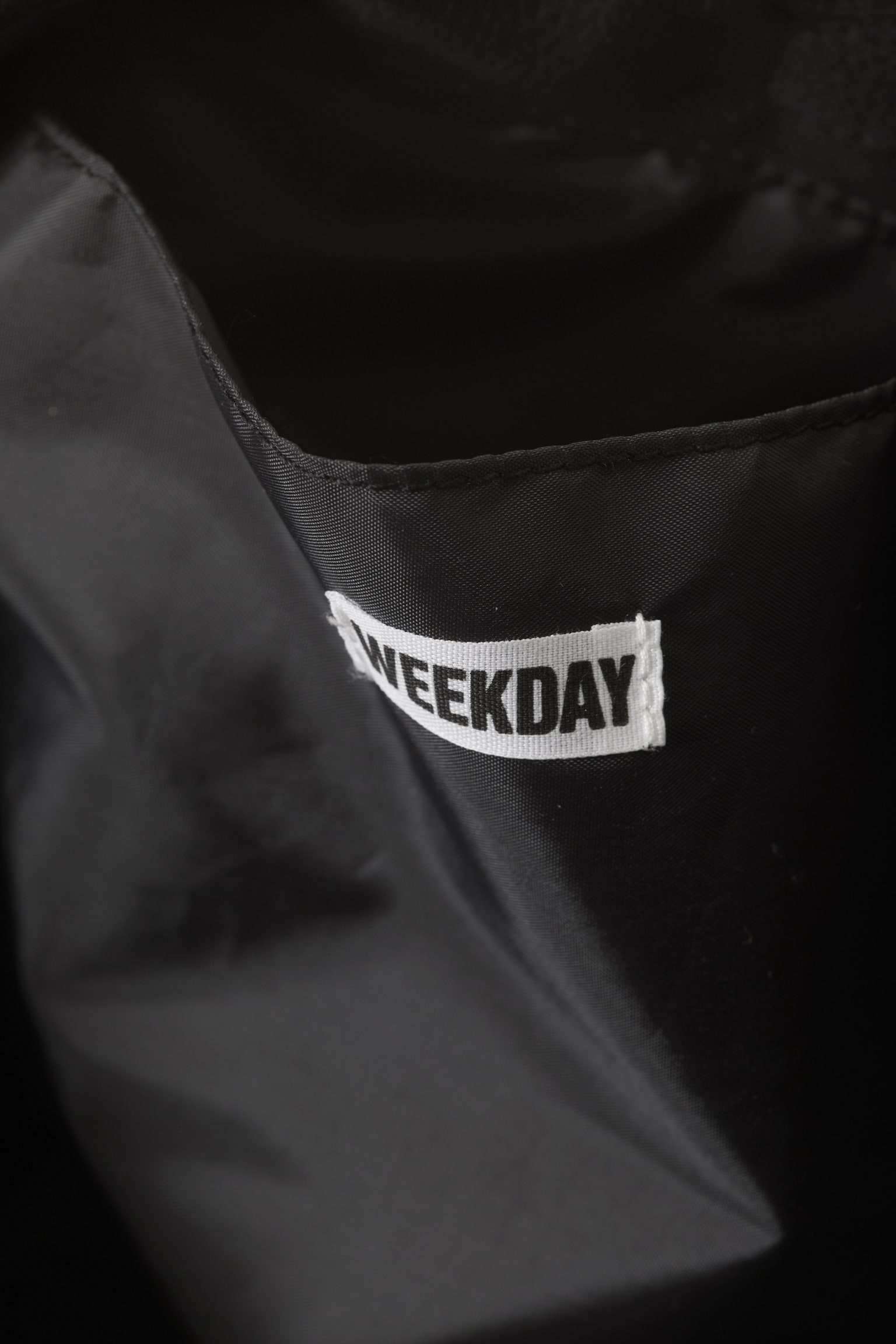 Lässige Schultertasche aus Kunstleder - Schwarz mit Nieten/Staubgrau - 5