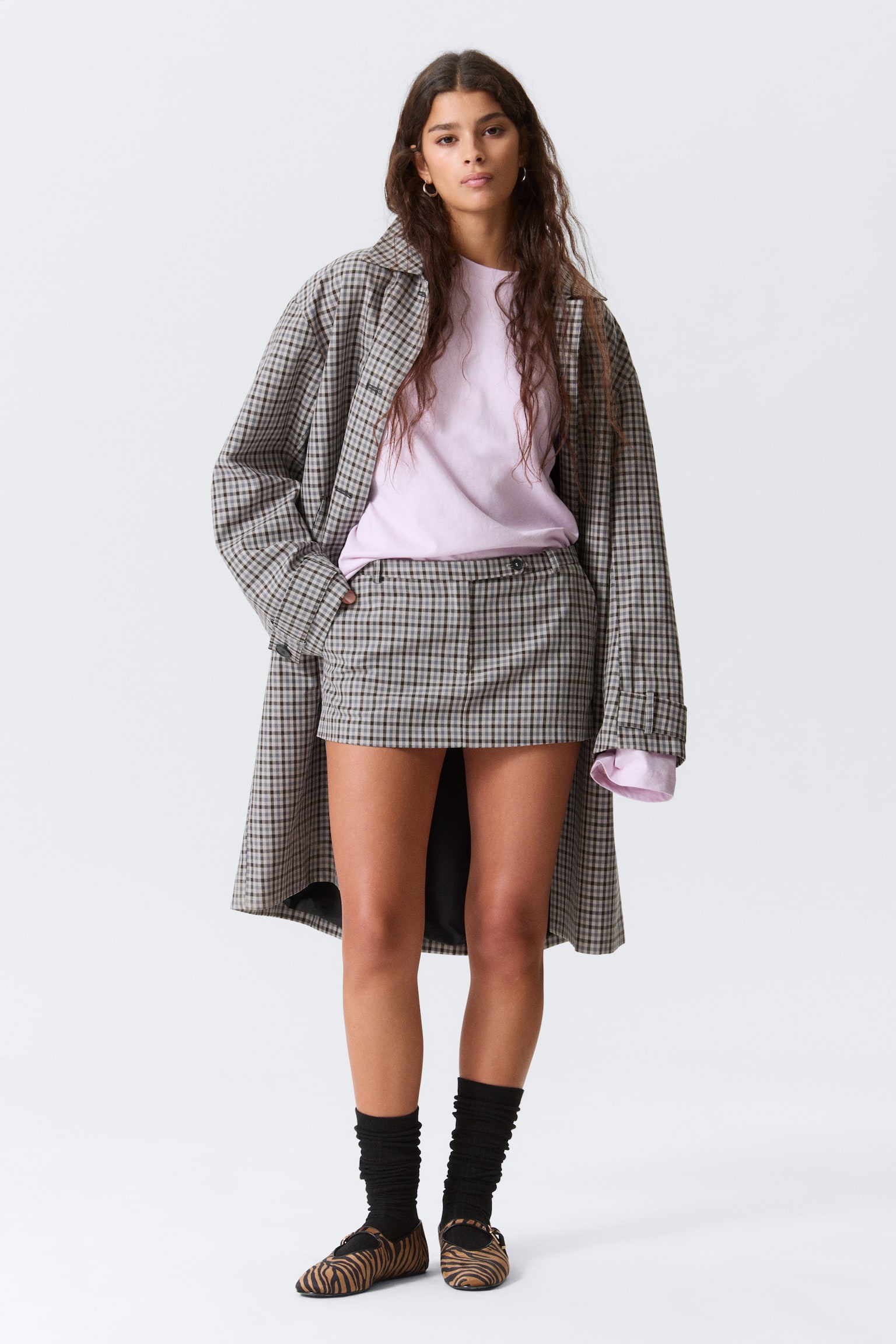 Schmal geschnittener Minirock mit niedrigem Bund - Weiß kariert/Schwarz - 1