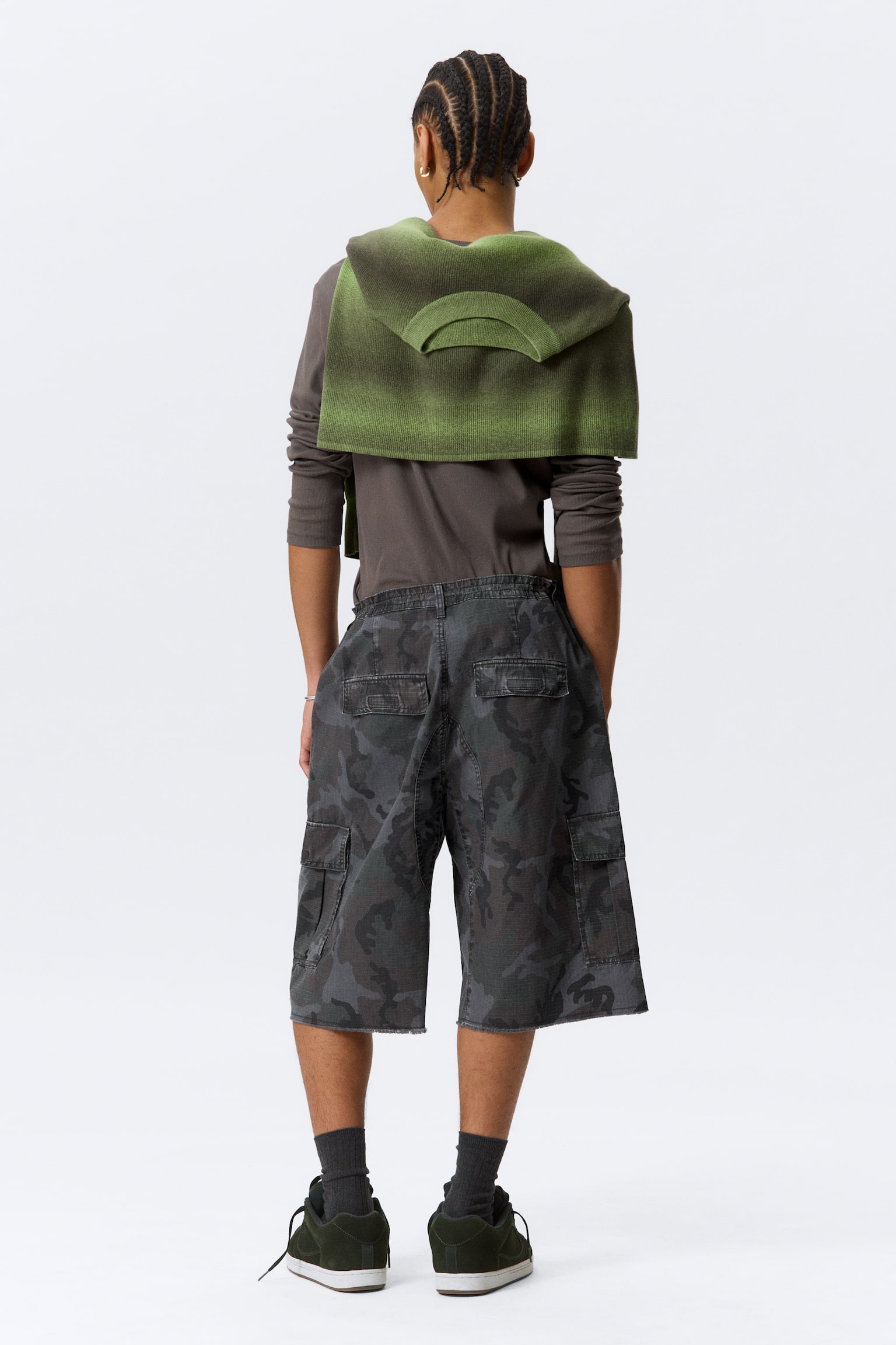 Mid-rise løse cargo shorts i knælængde - Marine Camo - 5