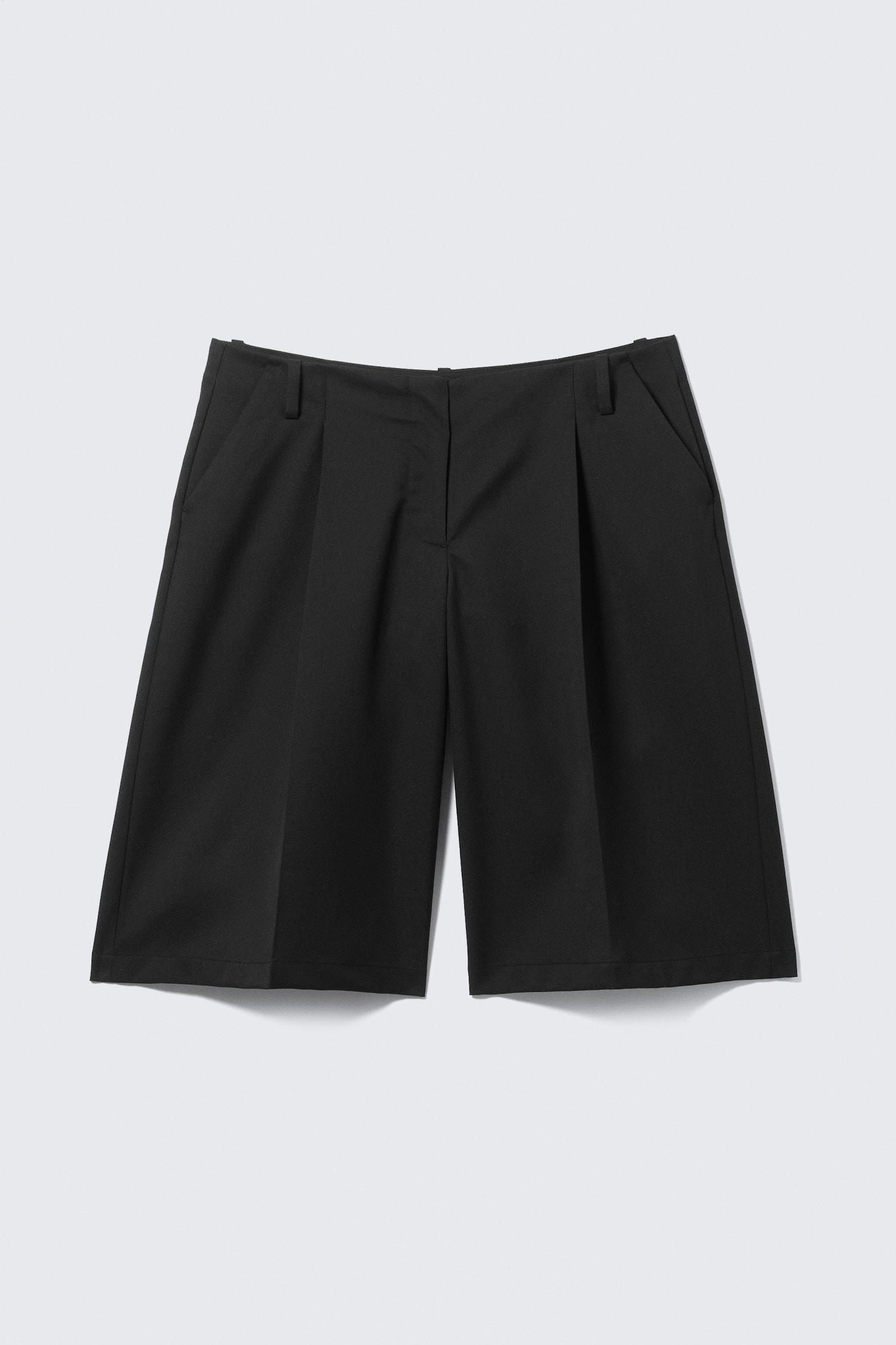 Lavtaljede habitshorts i loose fit med trekvart længde - Sort/Lys beige - 2