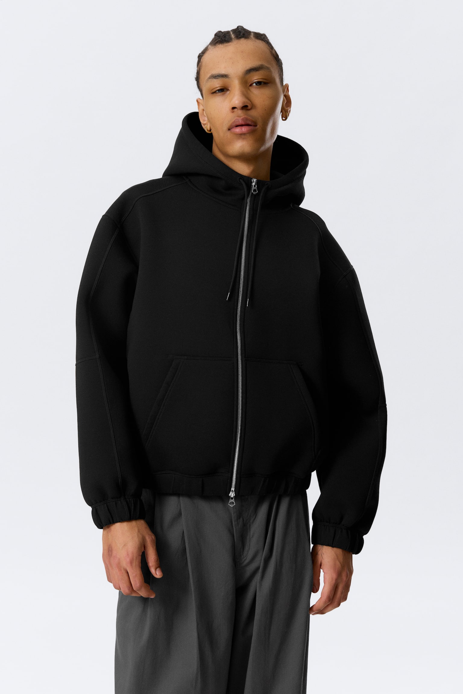 Scuba-Hoodie mit hohem Kragen und Reißverschluss - Schwarz/Helles, staubiges Graubraun - 5