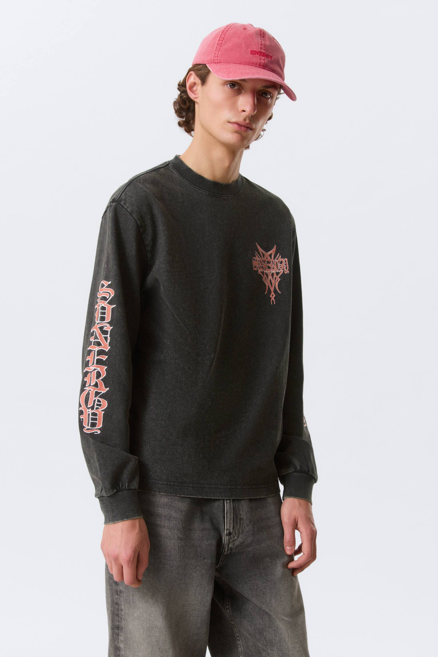 Voľné tričko s dlhými rukávmi a grafikou - Vypraná sivá - červená potlač - 1