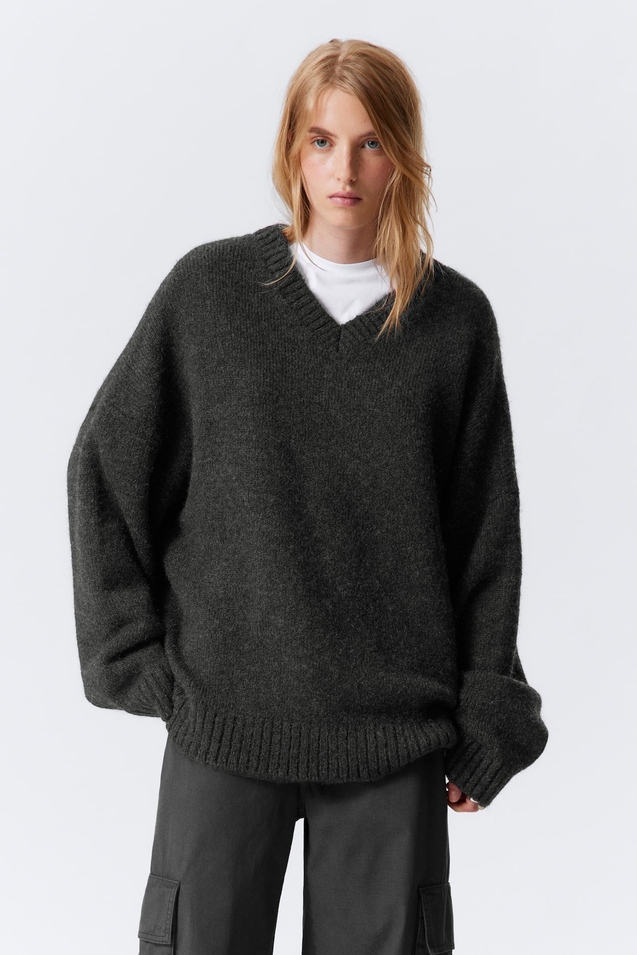 Pull oversize en laine mélangée à col en V - Noir - FEMME | H&M FR
