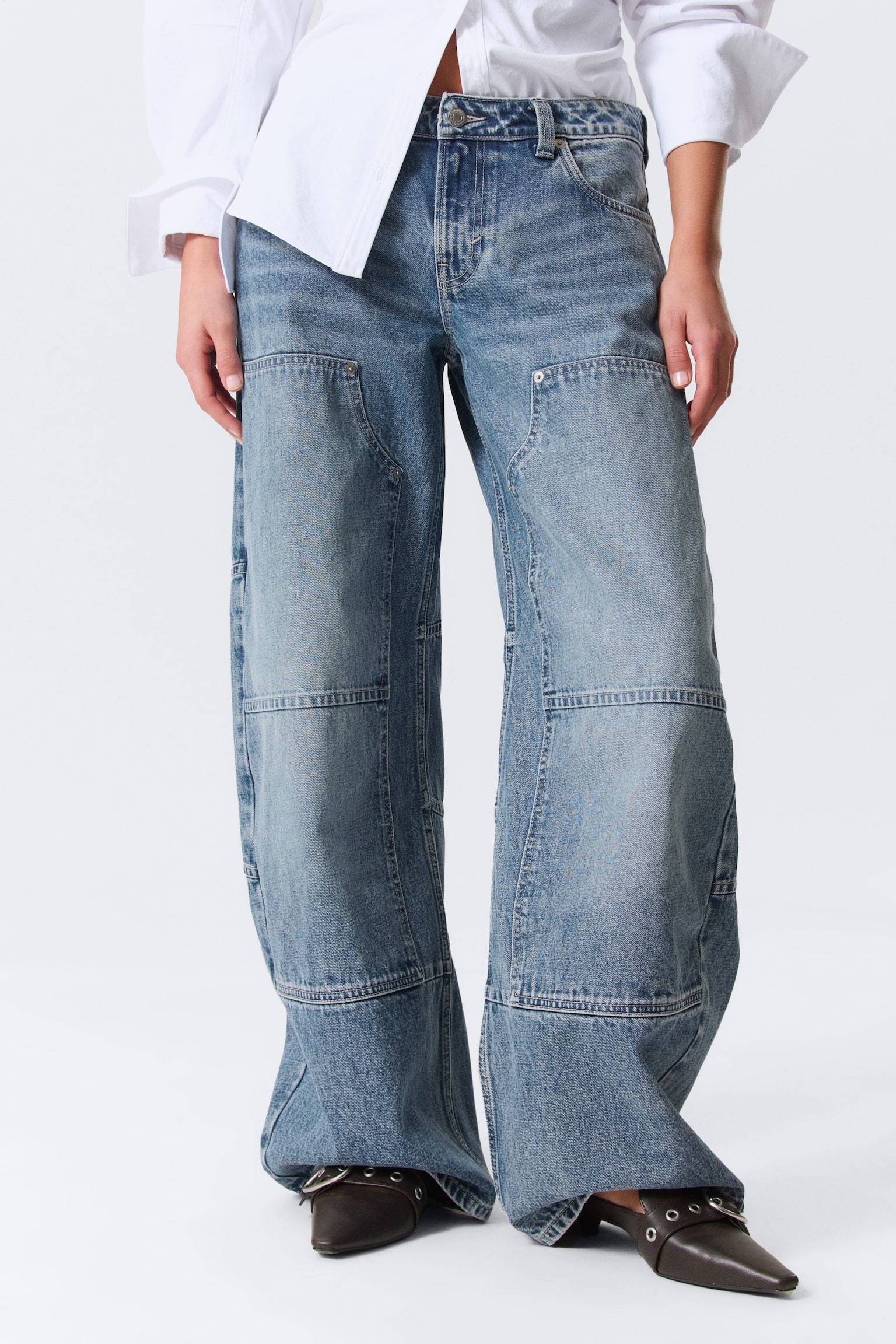 Lavtaljede løse jeans med tøndeformet ben i workwear-stil - Mid Blue – mellemblå - 7