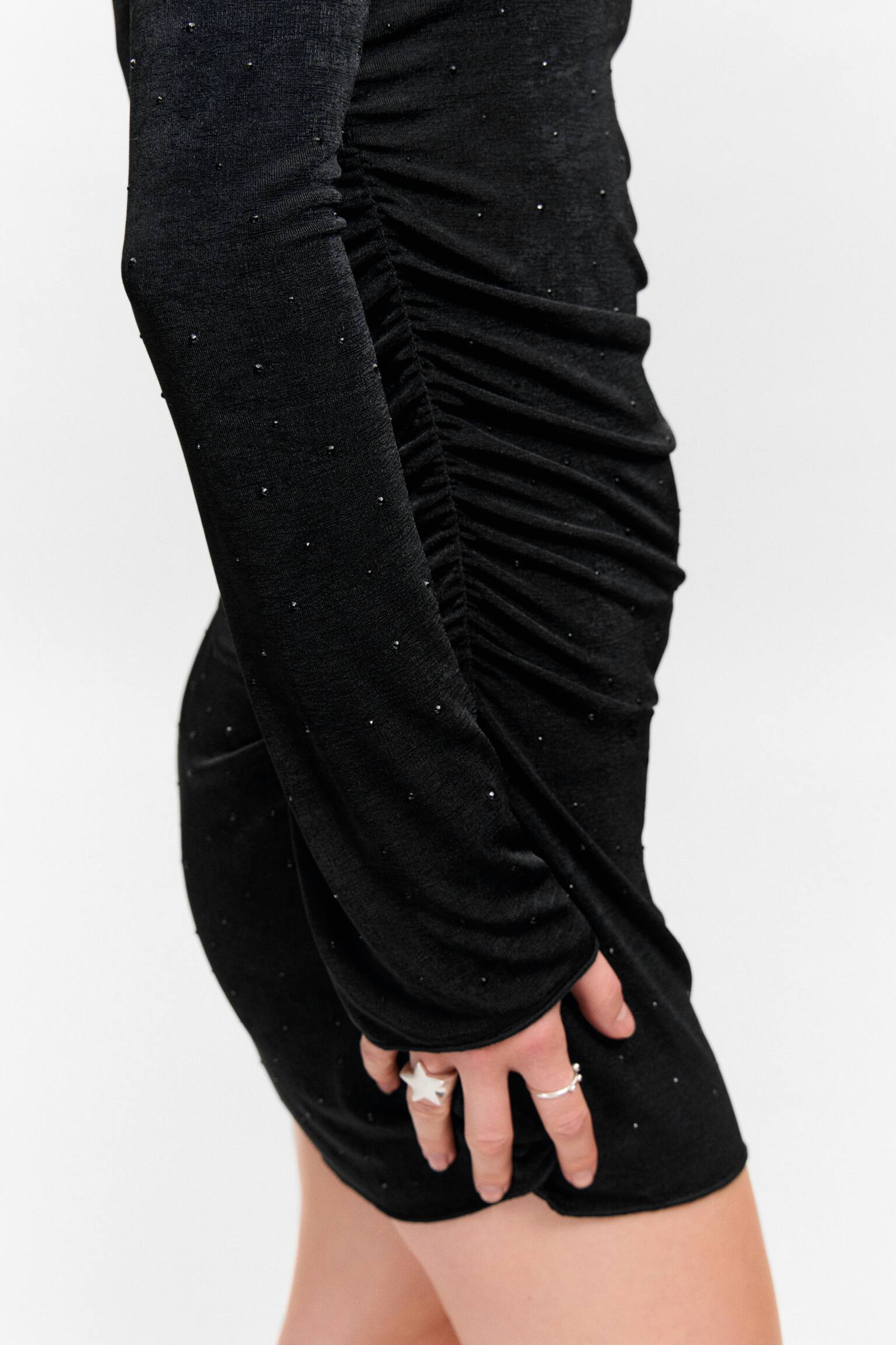 Gerafftes Langarm-Minikleid mit U-Boot-Ausschnitt - Schwarz - Strasssteine - 3