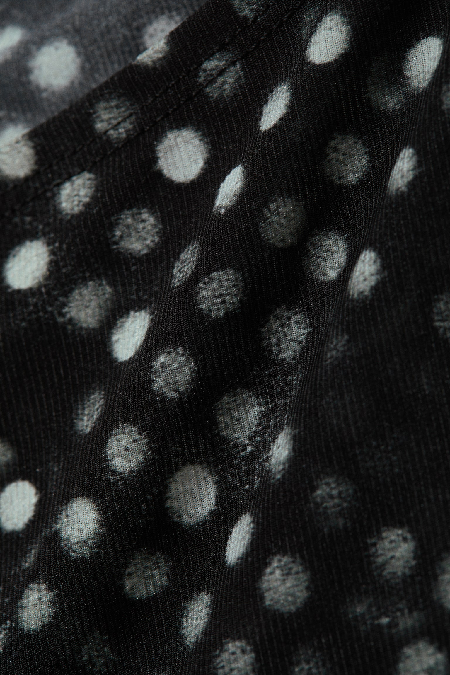 Mouwloze top van mesh met print - Black Polka Dot Spray - 3