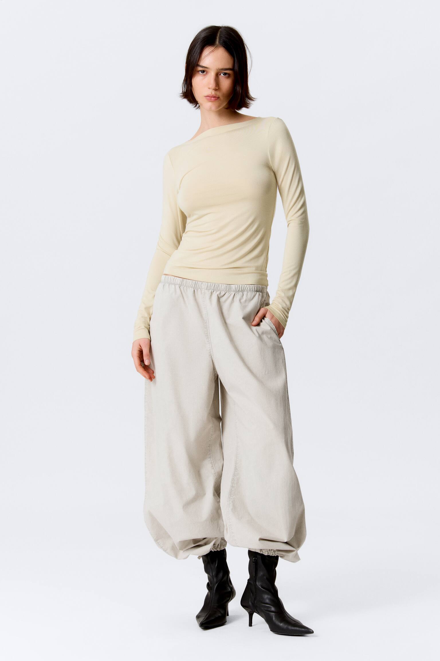 Slim top s dlouhým rukávem a otevřenými zády - Světle zaprášená béžová/Černá - 7