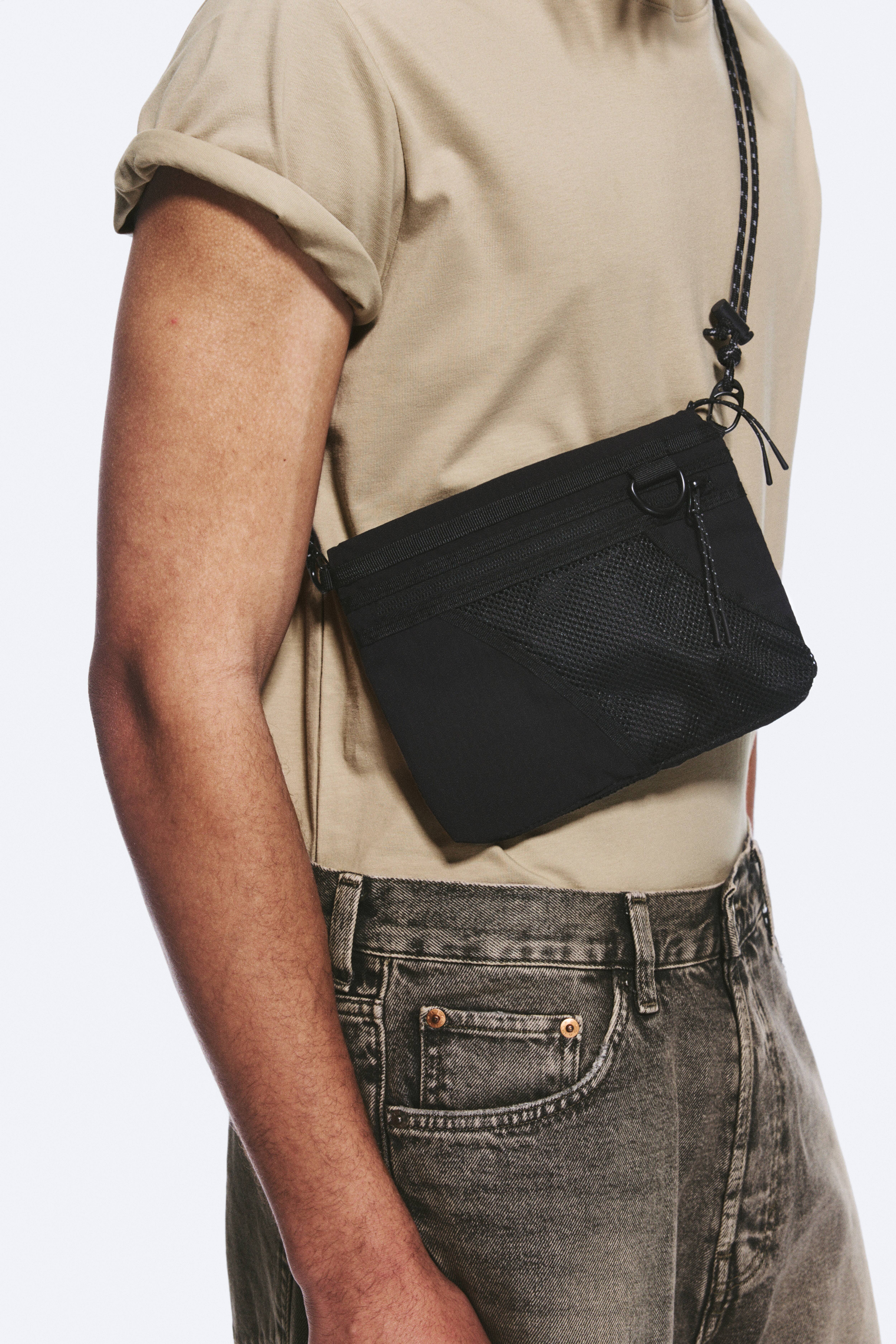 Pieni crossbody-laukku - Musta