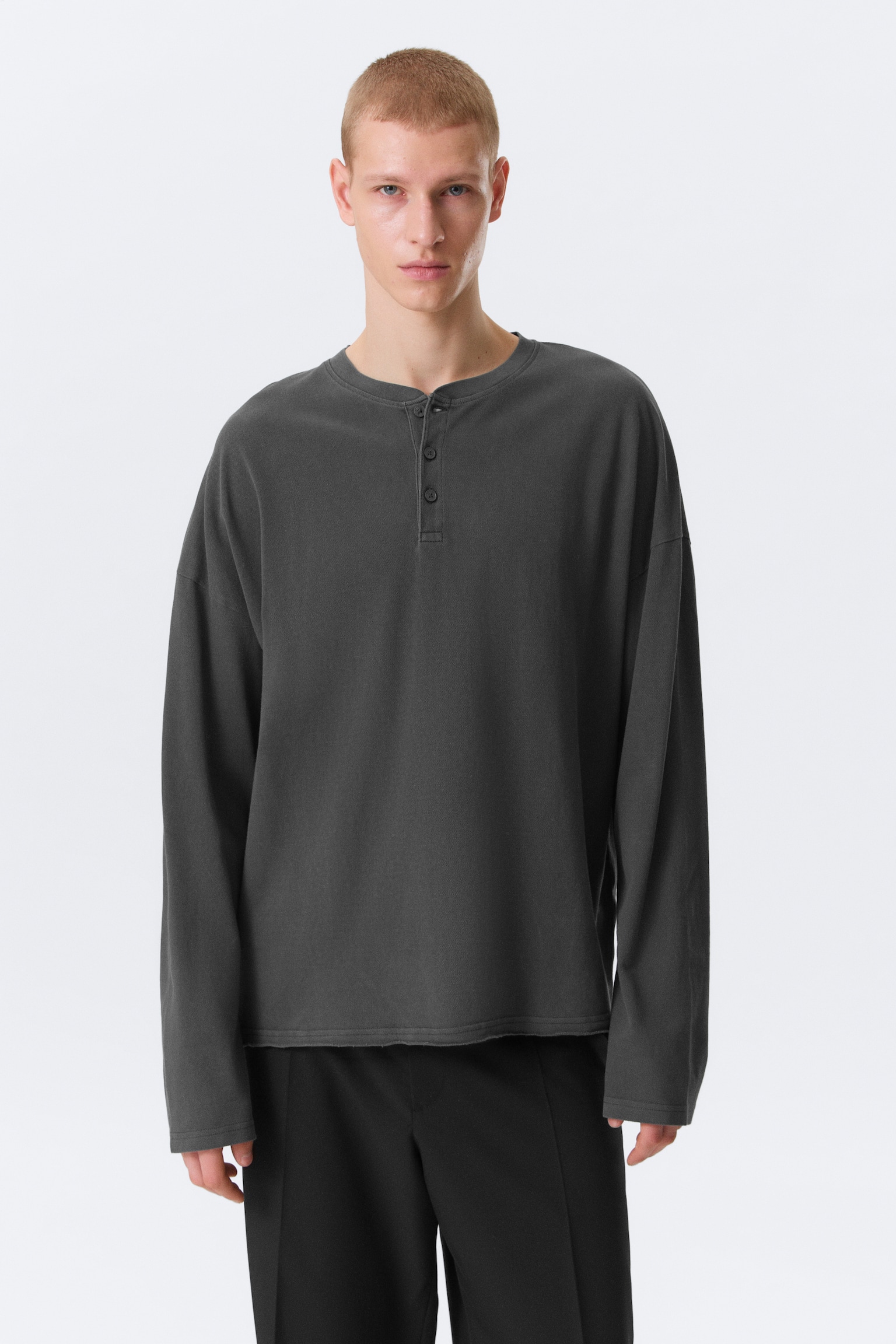 Locker geschnittenes Langarm-Henleyshirt - Dunkelgrau - 1