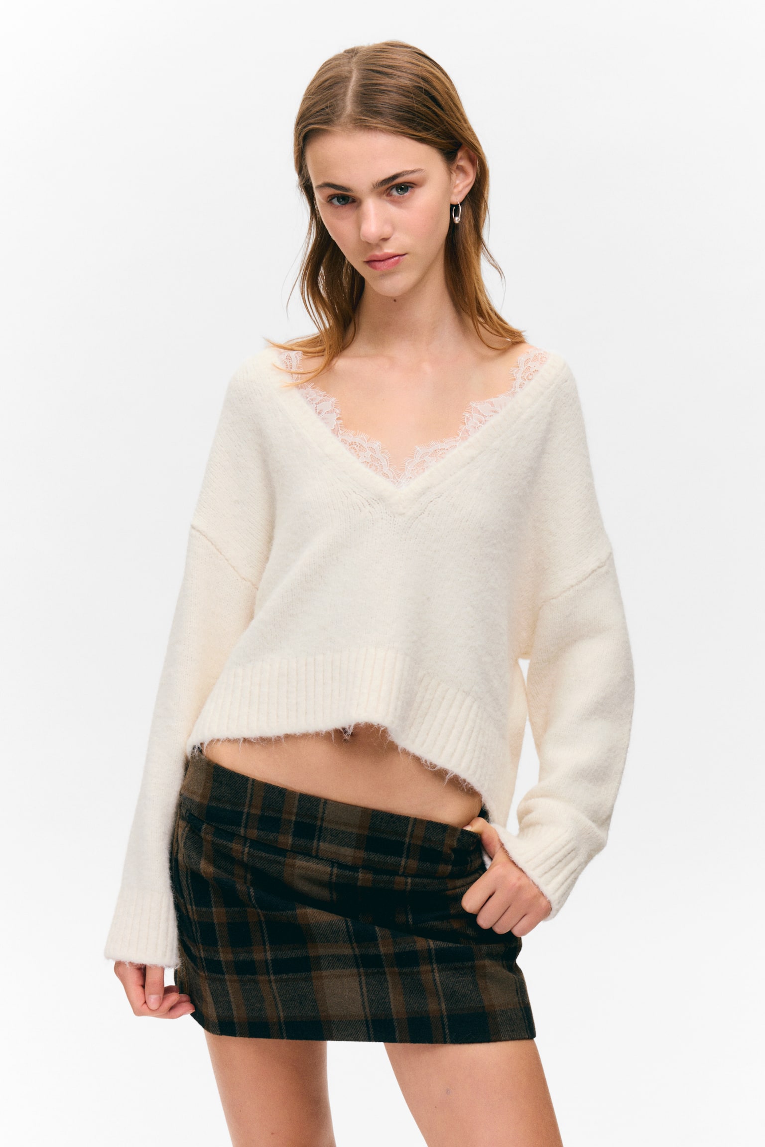 Pullover mit V-Ausschnitt und Spitzenbesatz - Weiß - 1