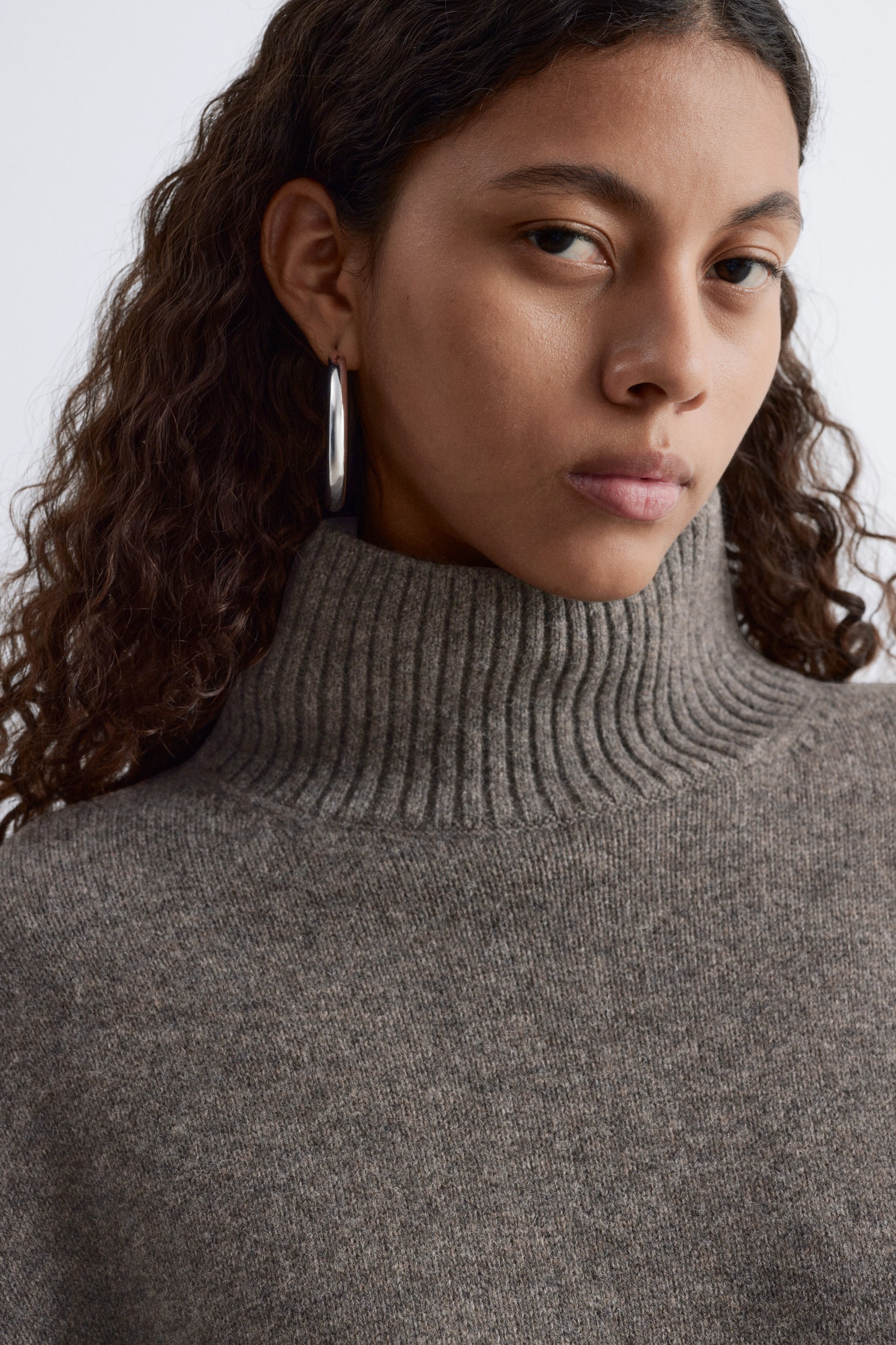 Oversized uldsweater med rullekrave - Mørk gråbrun/Brun - 4