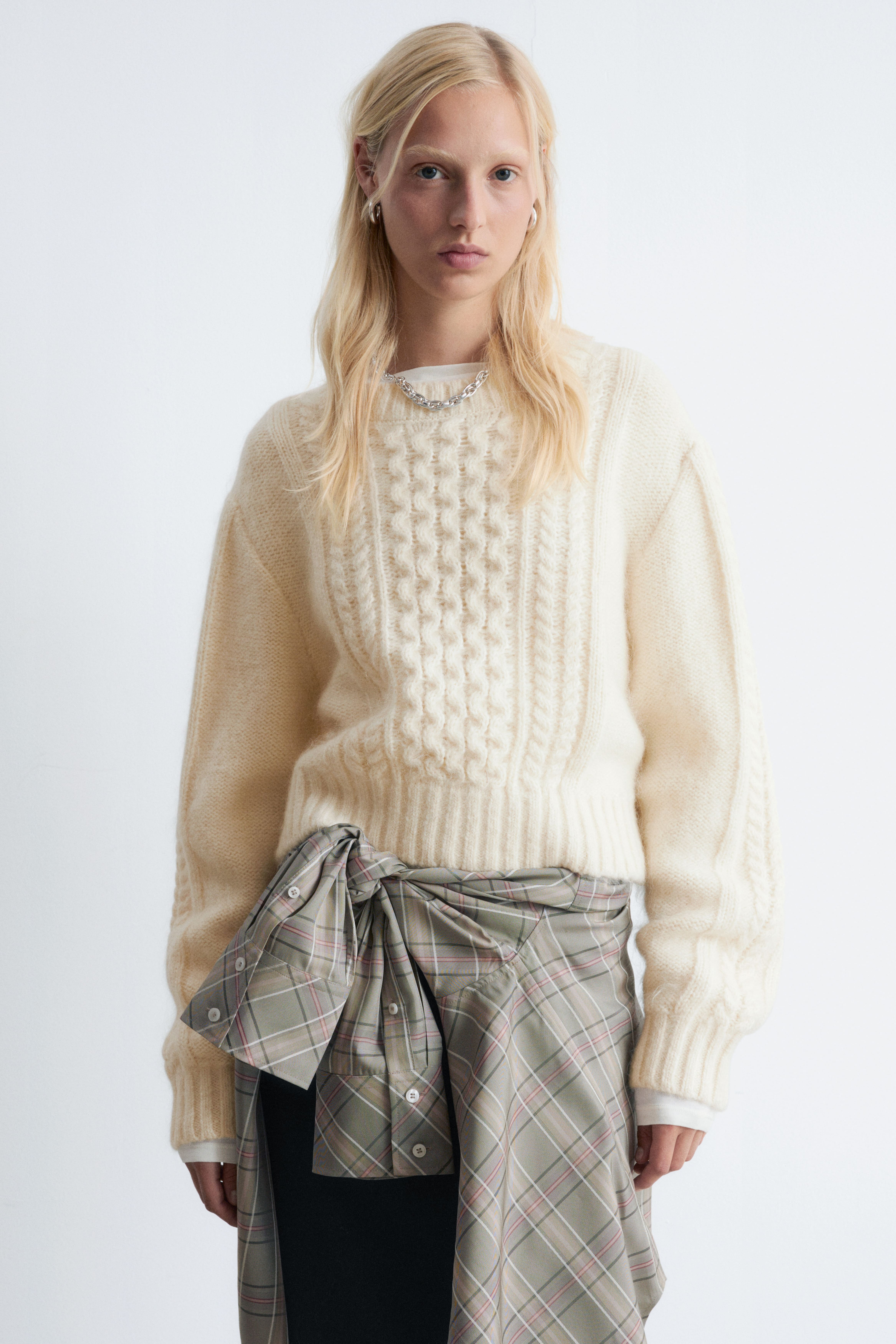 Croppet flettestrikket genser - Hvit/Mørkelilla