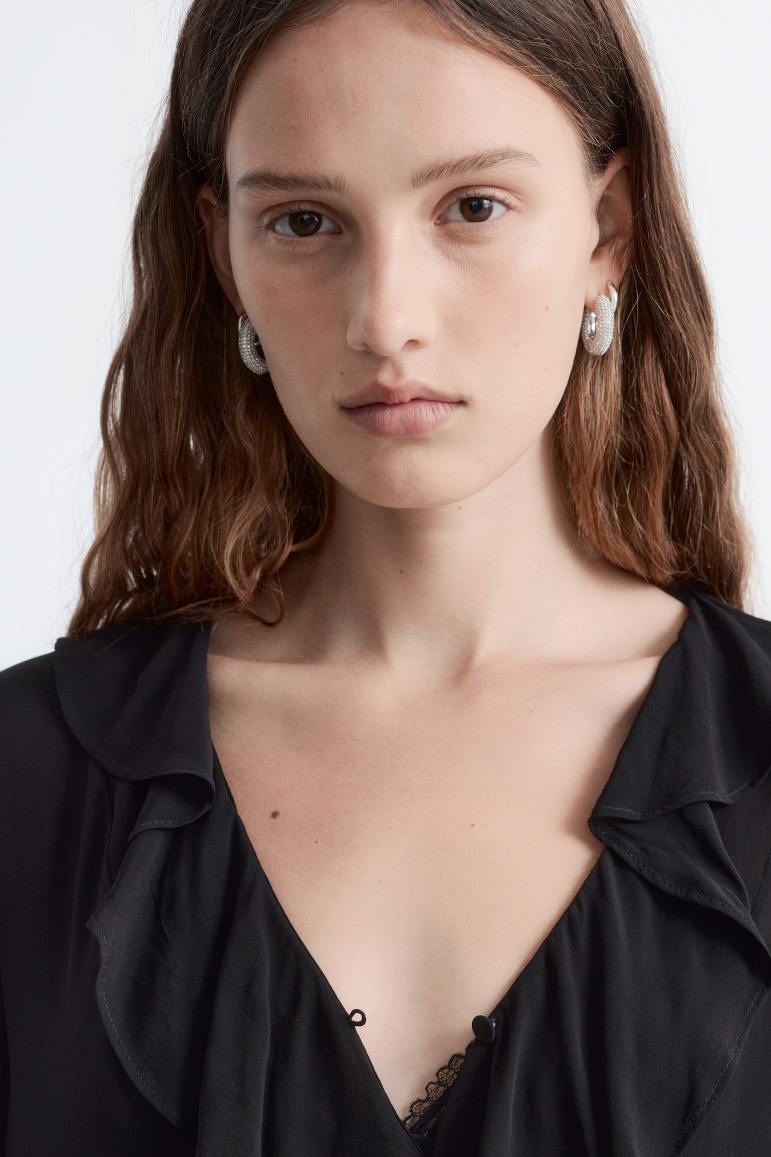 Bluse mit Rüschen und V-Ausschnitt - Schwarz - 3