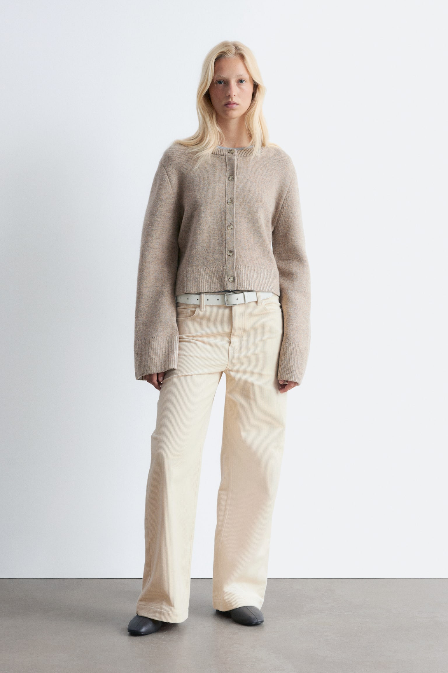 Verkürzte, kastenförmige Strickjacke - Graubraun/Dunkelgrau - 1