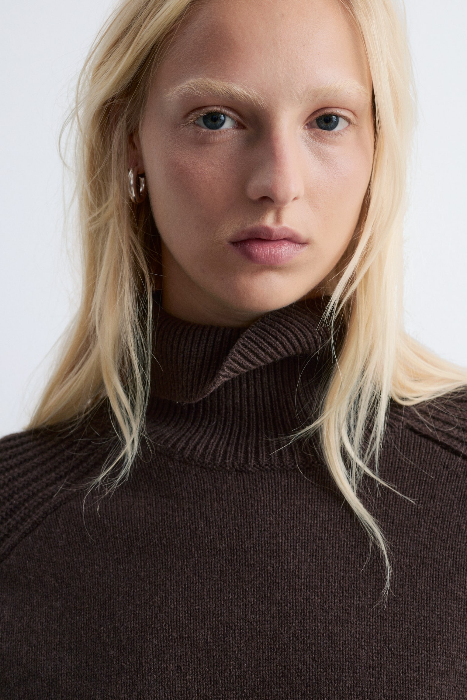 Kastenförmiger Rollkragenpullover - Dunkelbraun/Dunkelblau - 6