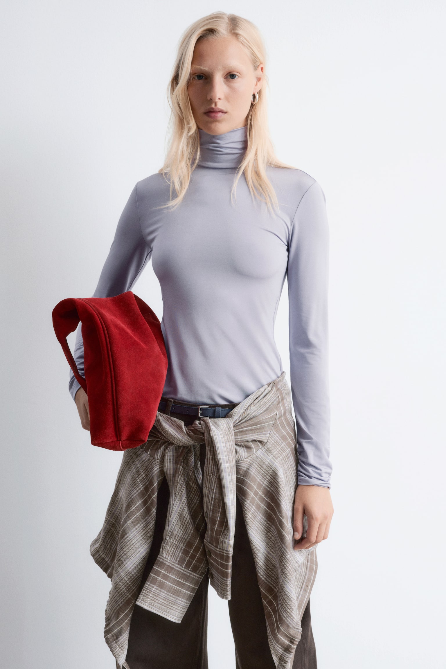 Schmal geschnittenes Oberteil mit Rollkragen - Helllila/Schwarz/Rot/Blumenmotiv - 4