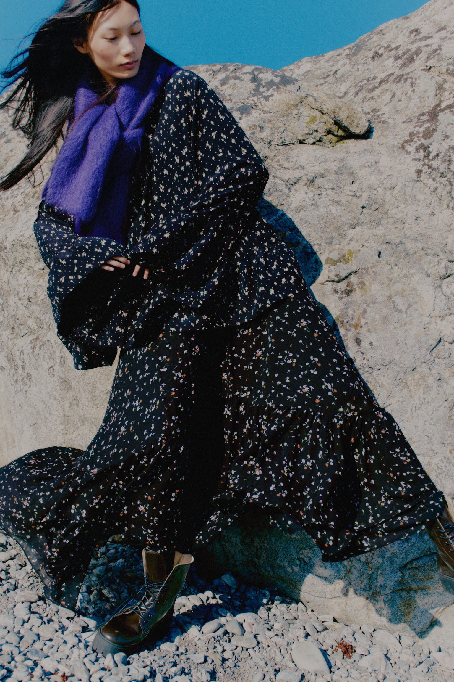 Maxi-jurk met lange mouwen en ruches - Zwart/gebloemd - 7