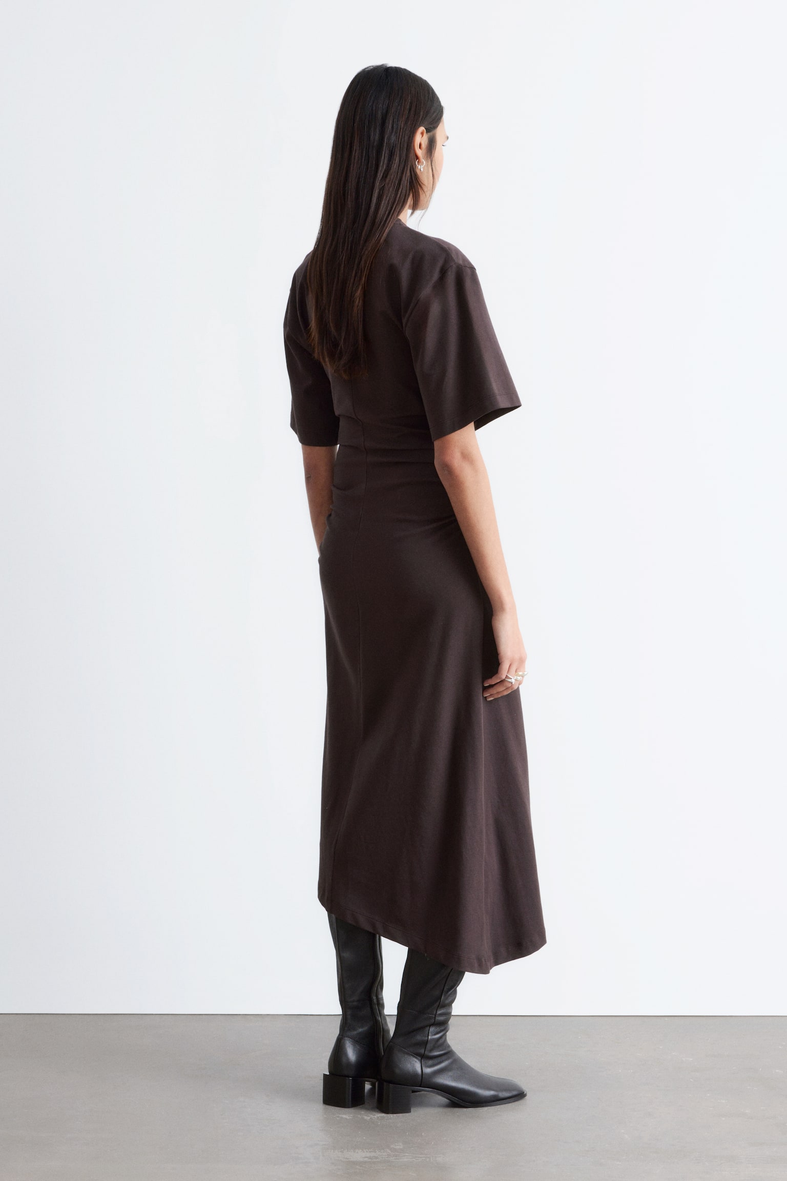 Asymetrické midi tričkové šaty - Tmavě hnědá/Světle šedá - 7