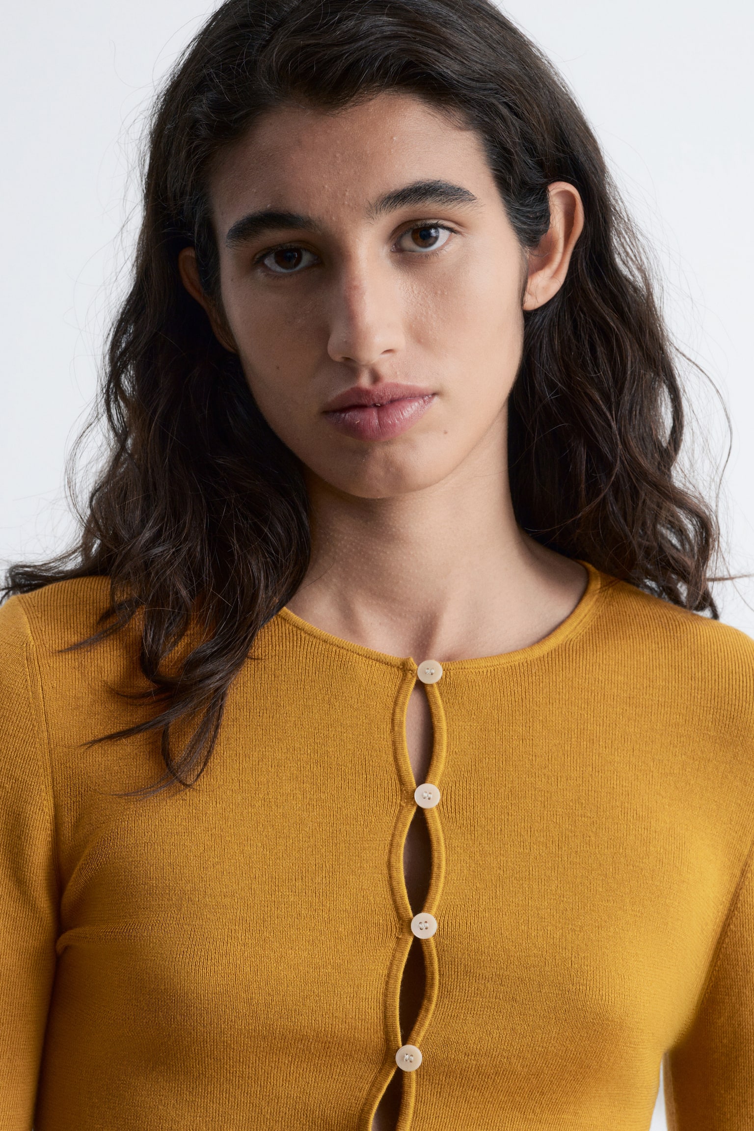 Eng anliegende Strickjacke aus Wolle - Senfgelb/Hellblau - 4