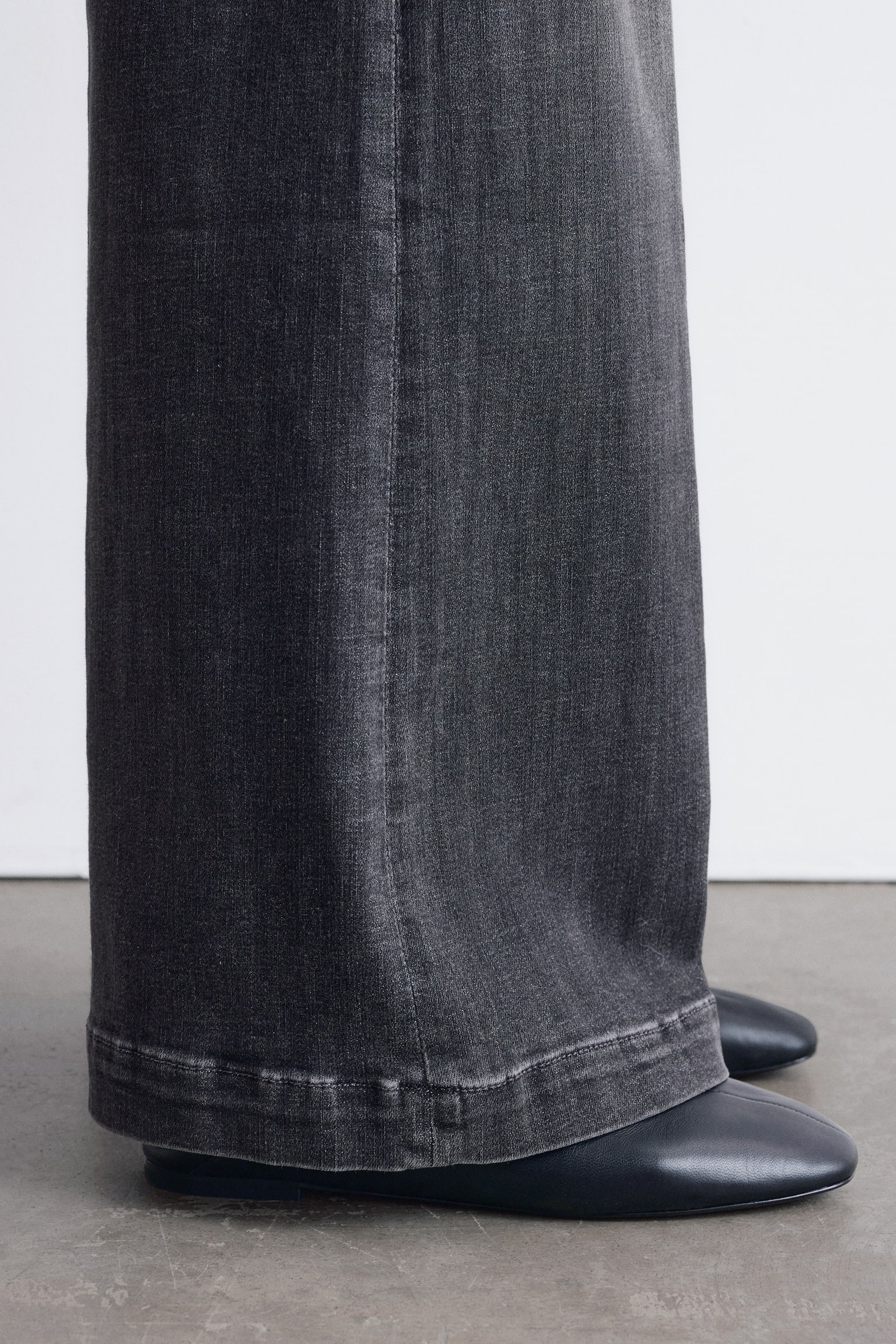 Weite Jeans mit Bügelfalten - Dunkelgrau - 8