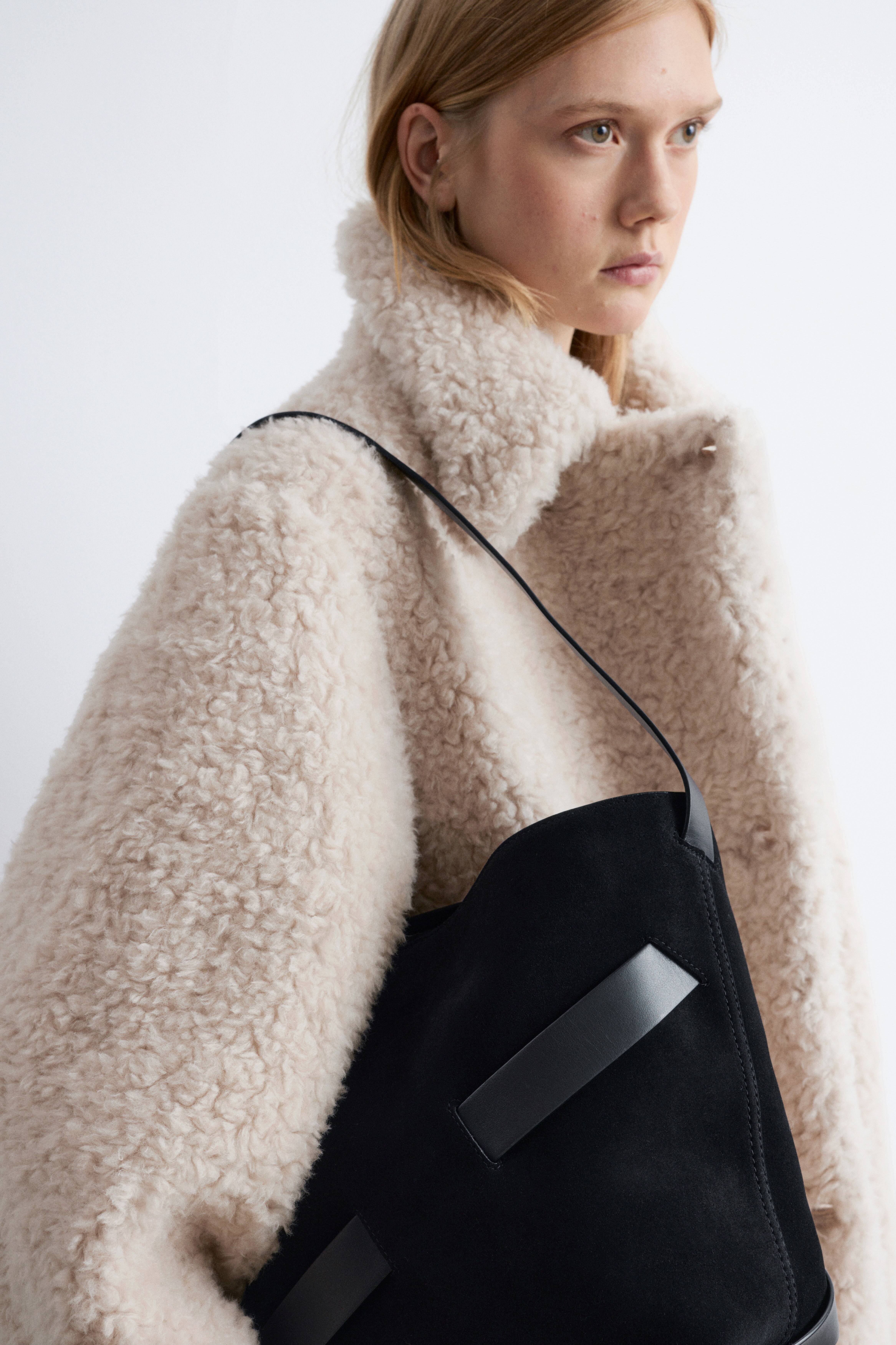 Bucketväska i mocka - Svart Mocka