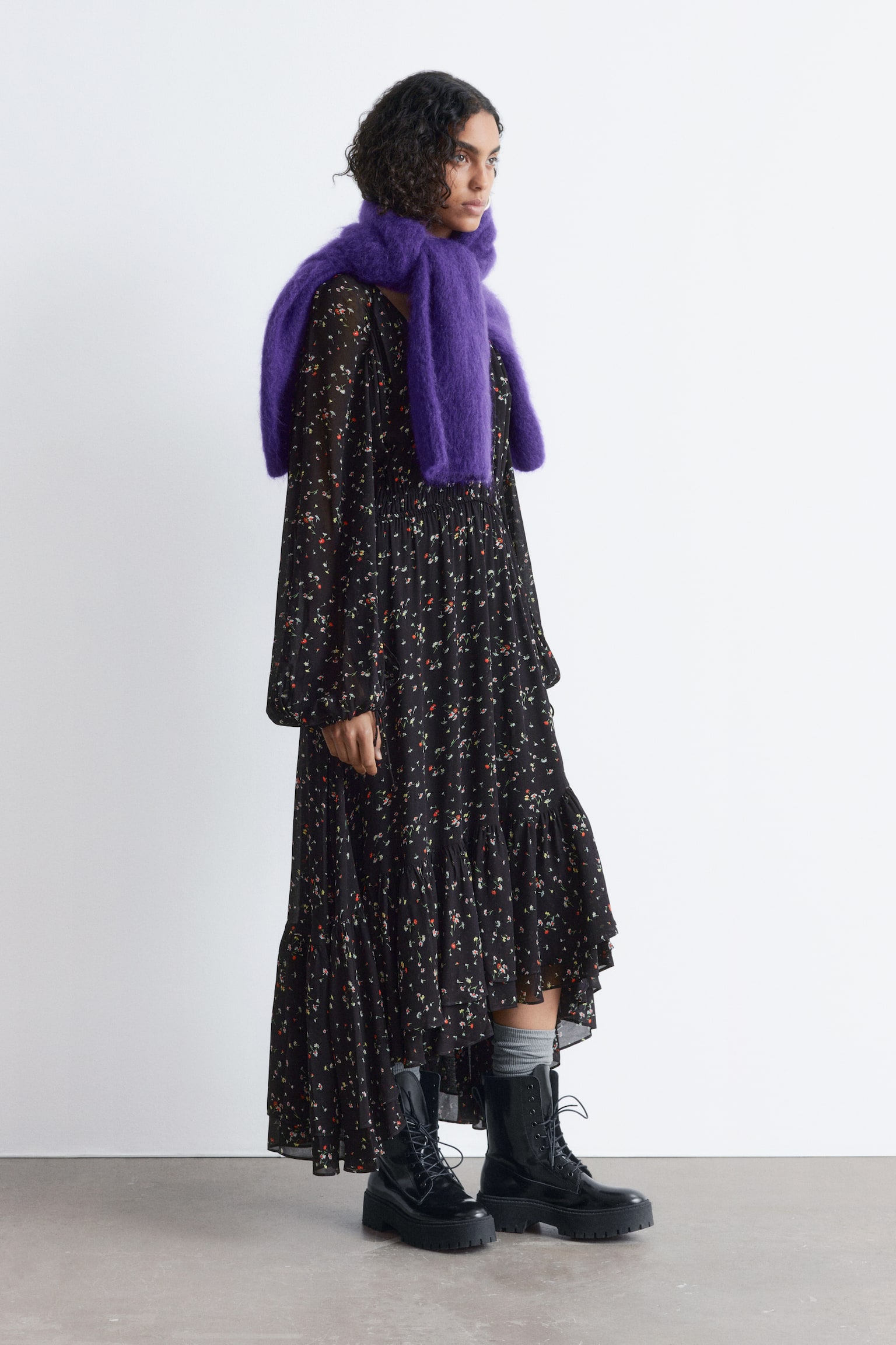 Maxi-jurk met lange mouwen en ruches - Zwart/gebloemd - 1