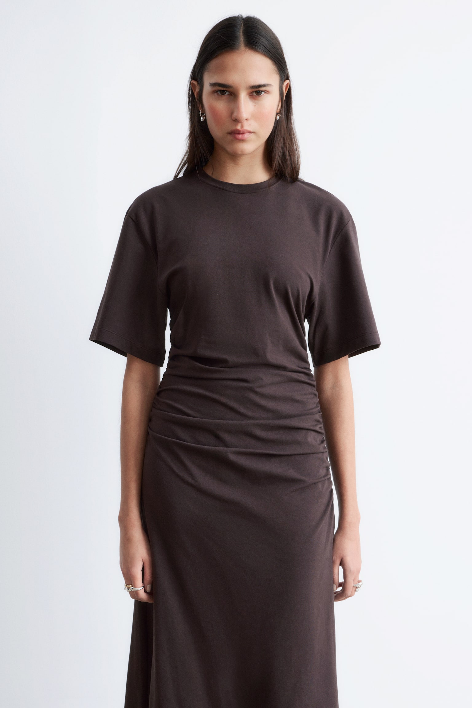 Asymetrické midi tričkové šaty - Tmavě hnědá/Světle šedá - 5