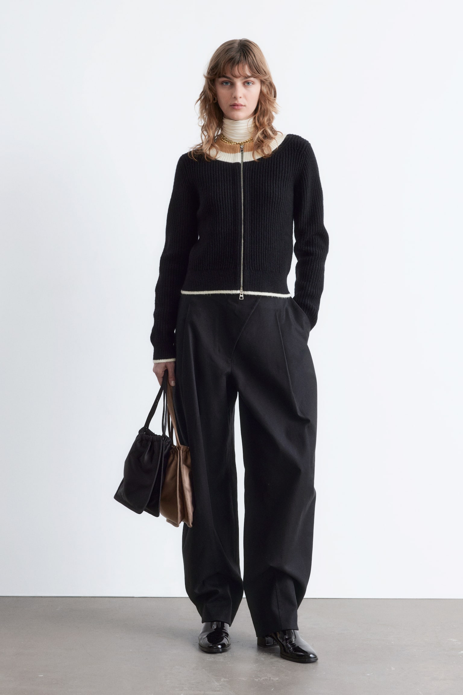 Strickjacke mit Reißverschluss und Kontrastdetails - Schwarz - 5