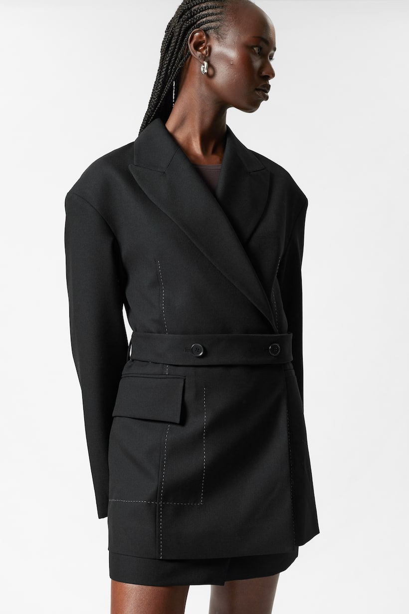 & Other Stories black Tailored blazer made from a wool blend. Featuring an overlapping placket secured with a buttoned belt.