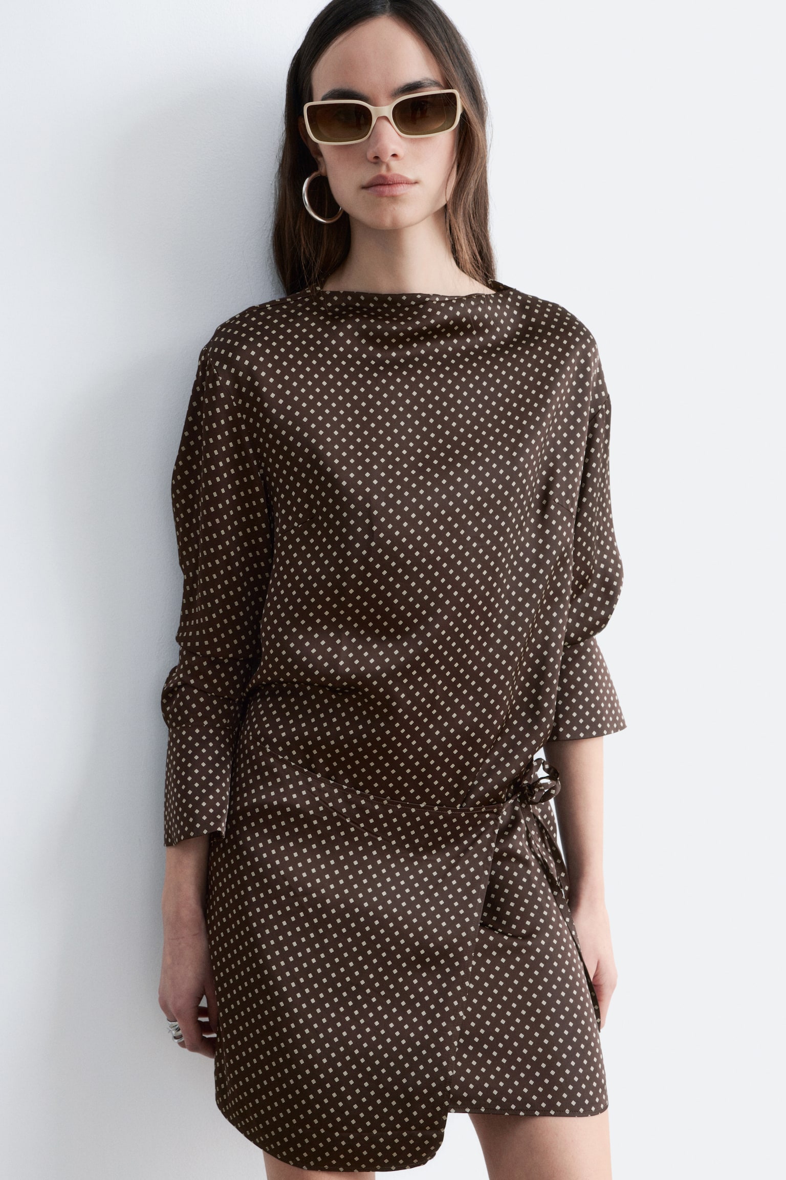 Mini abito in raso con lacci - Marrone scuro/Pois bianchi/Verde - 4