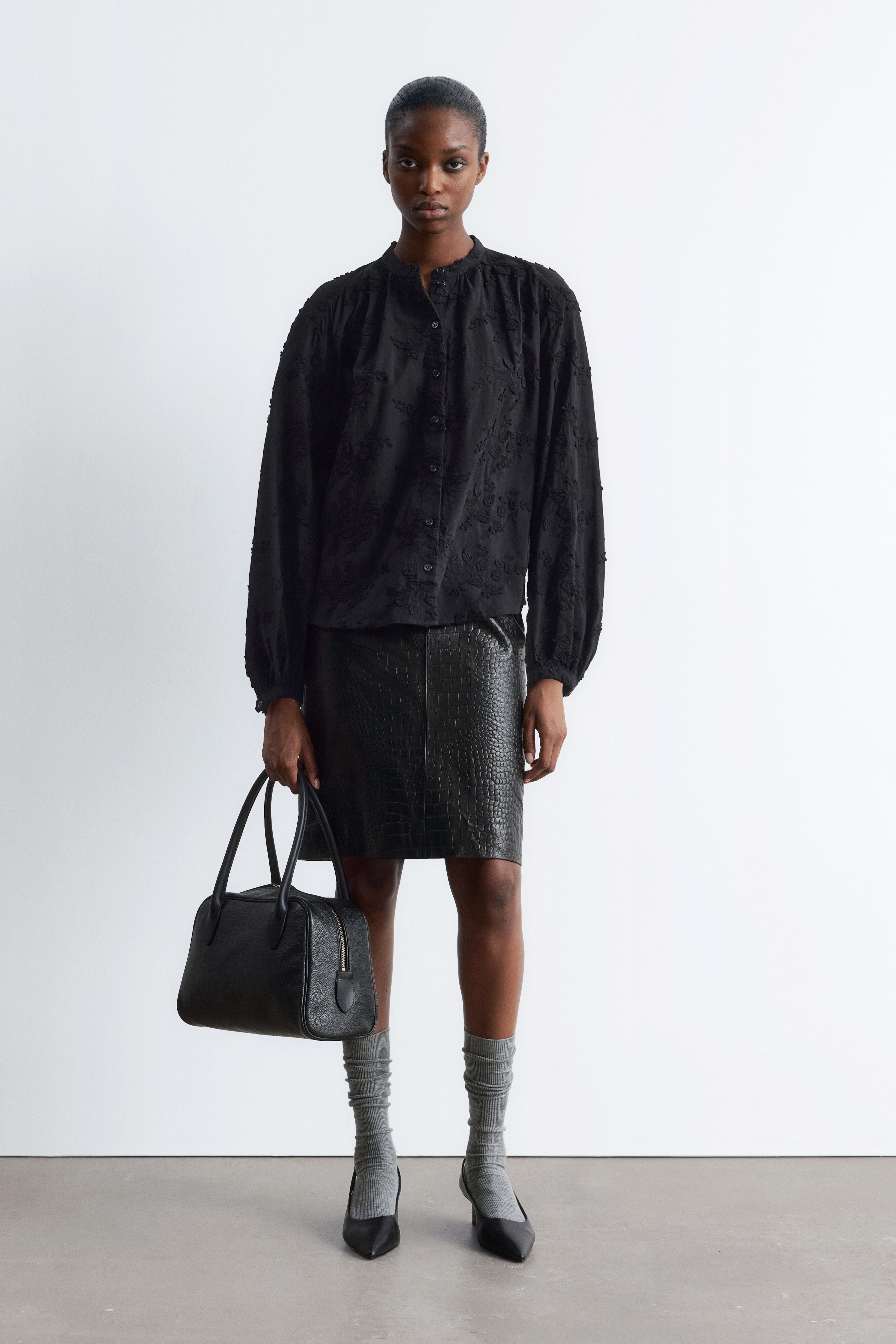 Voluminös blus med blomapplikationer - Svart/Vit/Mörkröd/Petrolblå/Puderrosa broderad